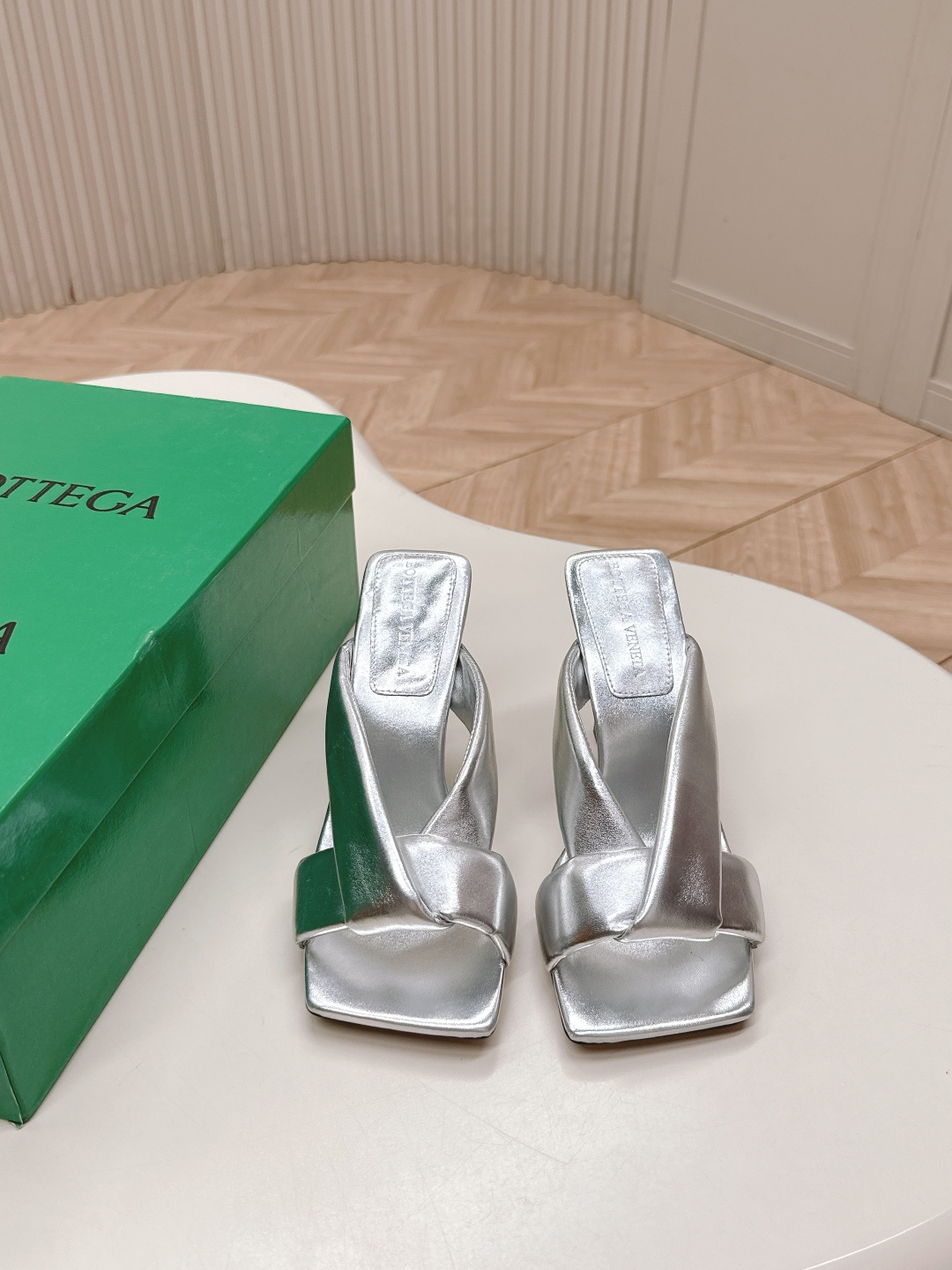 NO:627515,, flat style/high heel style Bottega Veneta 2025 series Bottega Veneta BV new Mule sandals Simple line design, ultra-classic V-shape is displayed on the upper, intertwined with a full sense of relaxation. The upper is glossy calfskin with high texture, hand-woven leather surface. The inner Nappa lambskin material is soft and comfortable, and the unique rubber injection process of the sole makes it easy to wear all day long.  Whether paired with wide-leg pants to create a lazy French style, or dancing with a skirt to brighten up daily sophistication, this pair of shoes can become a footnote of low-key luxury style. With silent luxury, it tells the taste and style of the wearer. Fabric: Original customized glossy lambskin Lining: Imported sheepskin Sole: Original open-molded leather injection outsole Size: 35-42 (40.41.42 customization is non-returnable and non-exchangeable), slippers, bottega  veneta,bottega veneta,bottega veneta,sandals,slippers,skirts,cowhide,sheepskin19860909,平底款/高跟款 Bottega Veneta 2025系列 葆蝶家BV 新款穆勒凉鞋 简约的线条设计,超经典的V型展现于鞋面,交织出满满的松弛感  鞋面亮泽小牛皮极具质感,手工编织皮面 内里Nappa小羊皮材质柔软舒适,鞋底独特的注胶工艺穿着一天都不易疲劳 无论是搭配阔腿裤营造慵懒法式风情,还是与裙装共舞点亮日常精致,这双鞋皆能成为低调奢华的风格注脚.以无声的奢华,诉说穿着者的品味与格调. 面料 : 原版定制亮面小羊皮 内里 : 进口羊皮 鞋底 : 原版开模真皮注塑大底 Size : 35-42（40.41.42定制不退不换）,拖鞋,bottega veneta,bottega veneta,bottega veneta,sandals,slippers,skirts,cowhide,sheepskin,Women's Shoes