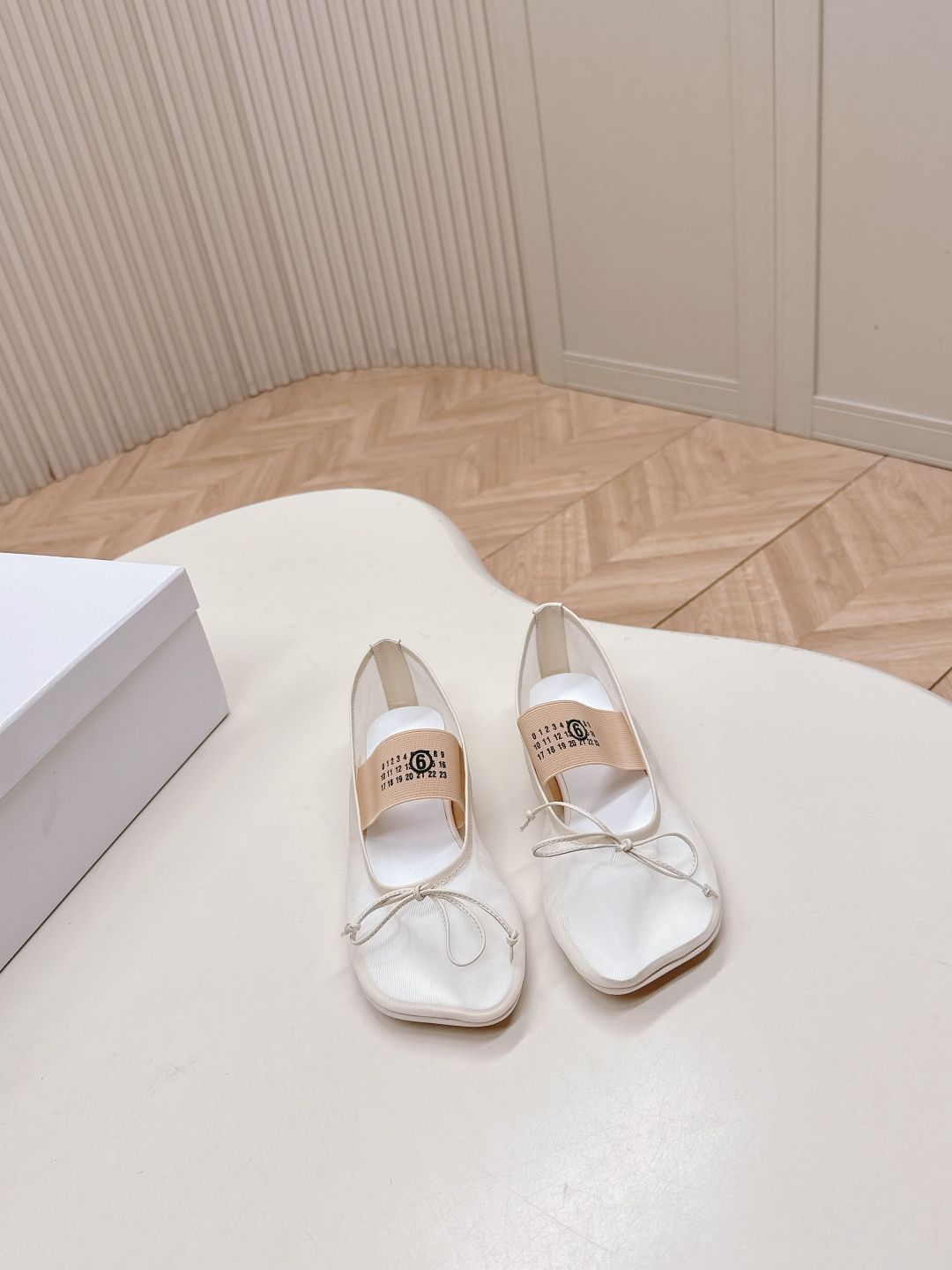 NO:446348,MM6 Majila mesh simple bow single shoes, with a fairy-like hazy beauty, high-end and decent, you can go out beautifully in summer. The brand elastic band design embellishes, adding a gorgeous and romantic feeling, which is easily attracted at a glance. The matching occasion is also quite extensive. Daily or party activities can show elegant charm and temperament. Upper material imported mesh elastic band design, cowhide, genuine leather soles. Size: 35-39 (34.40 custom made without return and exchange), single shoes, masion margiela, masion margiela, cowhide, Leather soles19860909出MM6马吉拉网纱简约蝴蝶结单鞋 自带仙气朦胧美,高级又不失体面,夏天穿也能美美的出街 品牌弹力带设计点缀 更增添了份华丽浪漫感很容易一眼就被吸引 搭配场合也挺广泛的日常或者派对活动都能展现优雅的魅力气质 鞋面材质进口网纱松紧带设计 牛皮垫脚 真皮大底 码数:35-39(34.40定做不退换),单鞋,masion margiela,masion margiela,cowhide,Leather soles,Women's Shoes