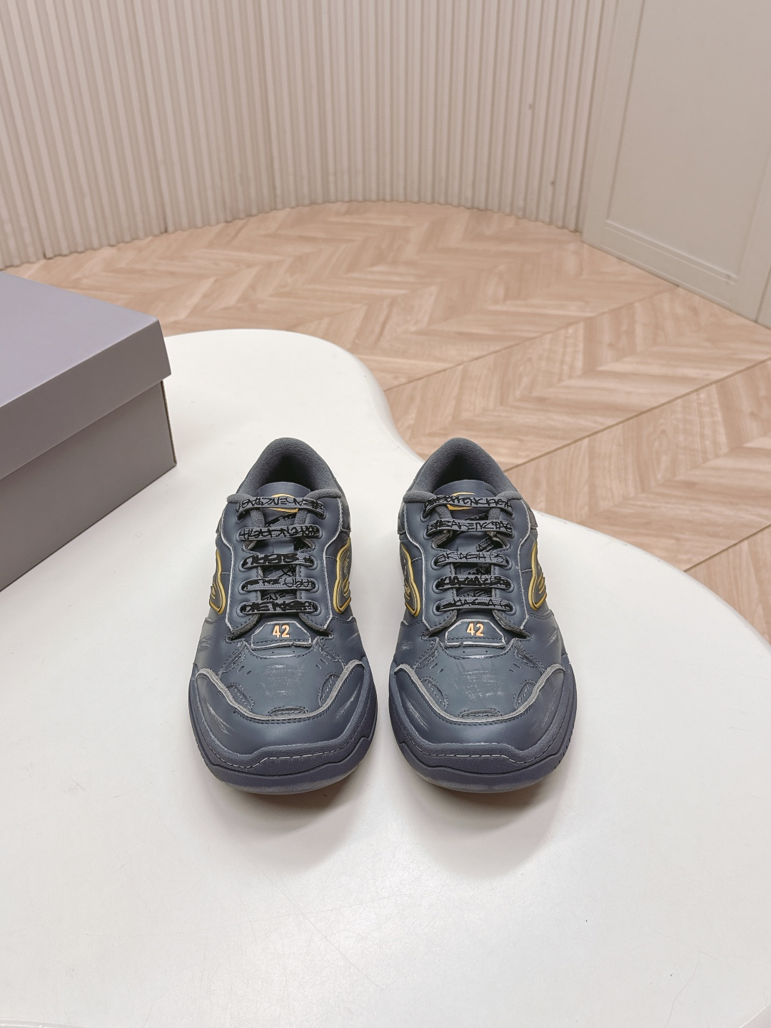 NO:445193,Balenciaga Winter25 autumn and winter Hamp tons sneakers are released. The creative genius Deanna reshapes the fashion definition, with classic shoes as the prototype, decorated with 3B Spores and Spores logos, creating a streamlined outline, the upper is asymmetrical tailored with burrs, old marks, exposed stitches on the wear edges, loose stitches at details, and car hole marks, scratch marks and asymmetrical design to create a retro and casual atmosphere. Shoe laces with ravens and curved toe structure, unruly and individuality with DIY. Size 35-45, casual shoes/sports shoes, balenciaga, balenciaga, sneakers19860909出 男女同款  巴黎世家BaLenciaga Winter25秋冬Hamp tons运动鞋.创意鬼才Deanna掌舵下Winter25系列重塑时尚定义、以经典鞋履为原型、饰以3B Spores与Spores标志、打造流线型轮廓、鞋面釆用不对称剪裁设计辅以毛边、做旧痕迹、磨损边缘外露缝线、细节处松脱的缝线以及车孔痕辸、刮擦痕辸与不对称设计营造出复古随性氛围.鞋带外途鸦式品牌标识与弯曲鞋头结构、自带DIY的不羁与个性.码数35-45,休闲鞋/运动鞋,balenciaga,balenciaga,sneakers,Women's Shoes