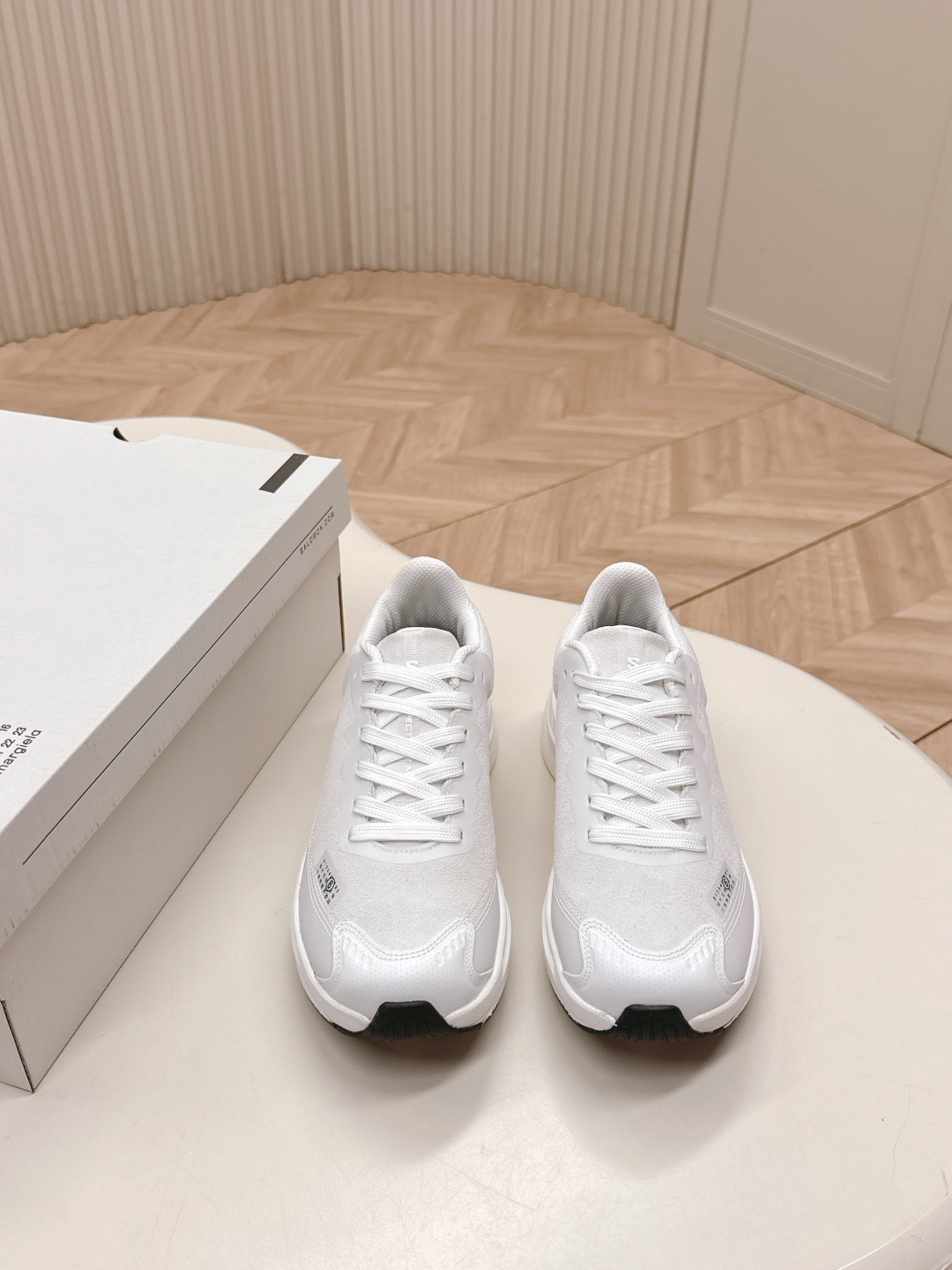 NO:446403,MM6 co-branded salomon 2025 summer new running shoes casual sports shoes. The foot feels like: the midsole is equipped with a full palm fiberglass energy plate and an ultra-thick elastic foam midsole. It has a lot of propulsion when running, and the cushioning feedback is strong. It is very stable for daily commuting or training. The shoe body mesh is enlarged mesh structure design, the inner layer material is looming, and it is comfortable to wear in summer. Original material 35-45, casual shoes/sports shoes, masion margiela, sneakers19860909出 MM6联名salomon萨洛蒙2025夏季新款跑步鞋休闲运动鞋 上脚实感:中底搭载全掌玻璃纤维能量板和超厚弹性泡沫中底,跑动时推进力十足,缓震回馈很强,日常通勤或训练都很稳 鞋身网布放大网眼结构设计,内层材质若隐若现,夏天穿着舒适度好 原版材质 35-45,休闲鞋/运动鞋,masion margiela,sneakers,Women's Shoes