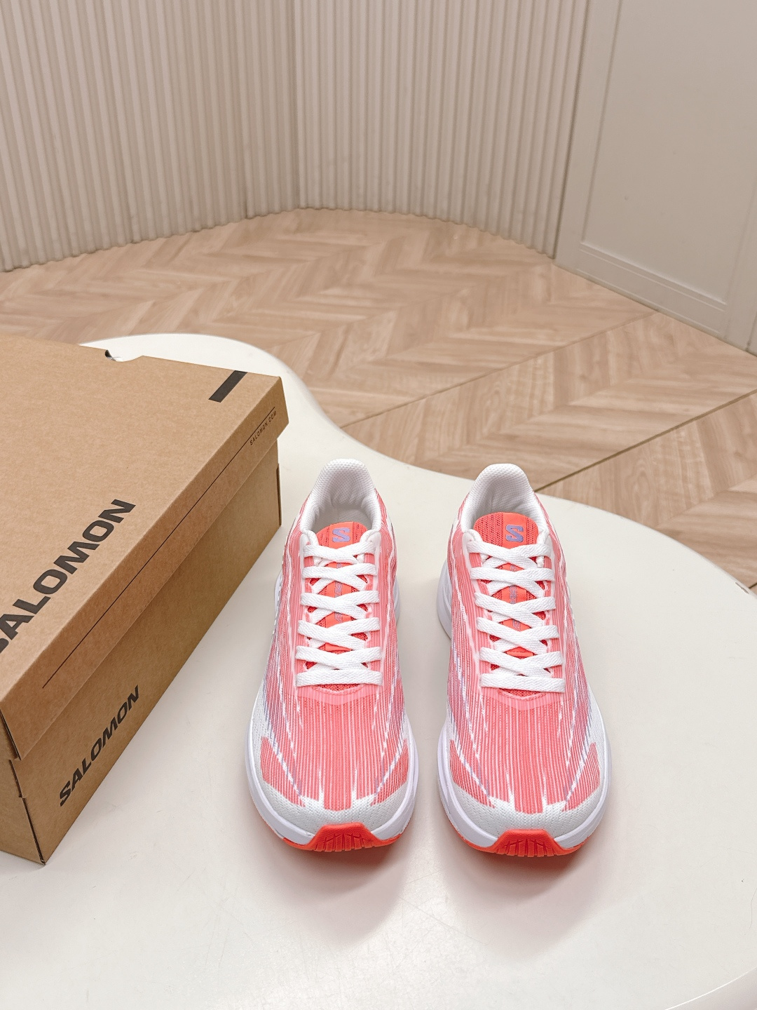 NO:446410,Out of Salomon 25ss new cross-country running shoes sports shoes Couple model is designed for long-distance trail runners who pursue excellent comfort Upper The toe has very thick white pressing glue The upper is mainly knitting process and a layer of yarn upper is added to the side without affecting breathability while enhancing the overall strength of the upper. The half-sock cover tongue is filled with fabric and wrapped comfortably without slimming the feet. The comfort is full. There is a flip-up design on the inside of the arch and around the heel, which is more suitable for the feet. The fabric is flying and wool inside and the super-relocated foaming sole size 35-45 (customized for women, 40 men, 39 45), casual shoes/sports, sneakers19860909出 萨洛蒙 25ss新款越野跑鞋运动鞋 情侣款 专为追求卓越舒适性的长距离越野跑者设计 鞋面 鞋头有非常厚实的白色压胶 鞋面主要为针织工艺 并在侧身再加了一层纱架鞋面 在不影响透气性的同时增强了鞋面的整体强度 半袜套式鞋舌内有织物填充包裹舒适不勒脚 舒适度拉满 且足弓内侧与后跟周围都有上翻设计 更加贴合足部 面料飞织内里超迁绒发泡大底码数35-45（女40 男39 45定做）,休闲鞋/运动鞋,sneakers,Women's Shoes