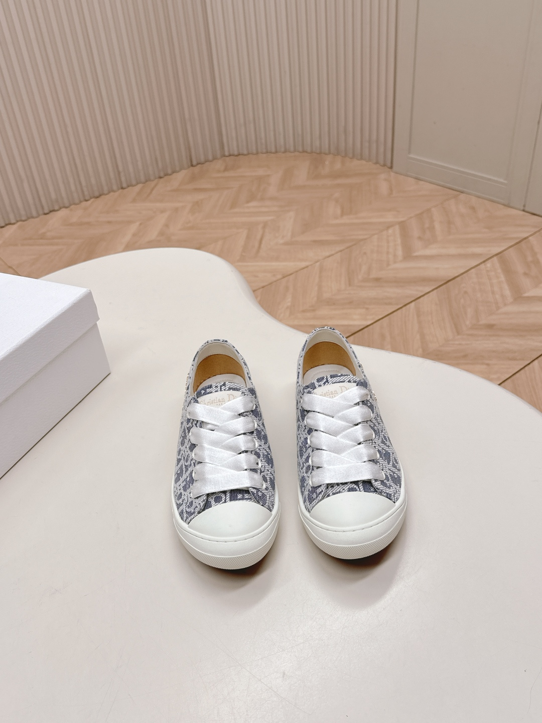 NO:446396,Dior 2025 autumn, presbyopia canvas shoes, casual shoes, original purchase and development, making, classic fashion items, to enhance the style of the series. Presbyopia canvas upper, paired with comfortable outsole and hardware (Christian Dior Paris) logo. Cute webbing shoelaces can add fashionable temperament to various casual styles Fabric: Presbyopia canvas Inner: Imported soft sheepskin lining: Original exclusive mold-open TPU material Size: Women's 35-40, casual shoes/sports shoes, dior, dior, sneakers, sheepskin19860909出 Dior迪奥2025秋 老花 帆布鞋 休闲鞋 原版购入开发 做货 经典时尚单品,提升该系列的格调.老花帆布鞋面,搭配舒适大底和 五金(Christian Dior Paris )标志.可爱织带鞋带可为各式休闲造型增添时髦气质 面料: 老花帆布 内里: 进口柔软羊皮里 大底: 原版独家开模TPU材质 Size: 女款35-40,休闲鞋/运动鞋,dior,dior,sneakers,sheepskin,Women's Shoes