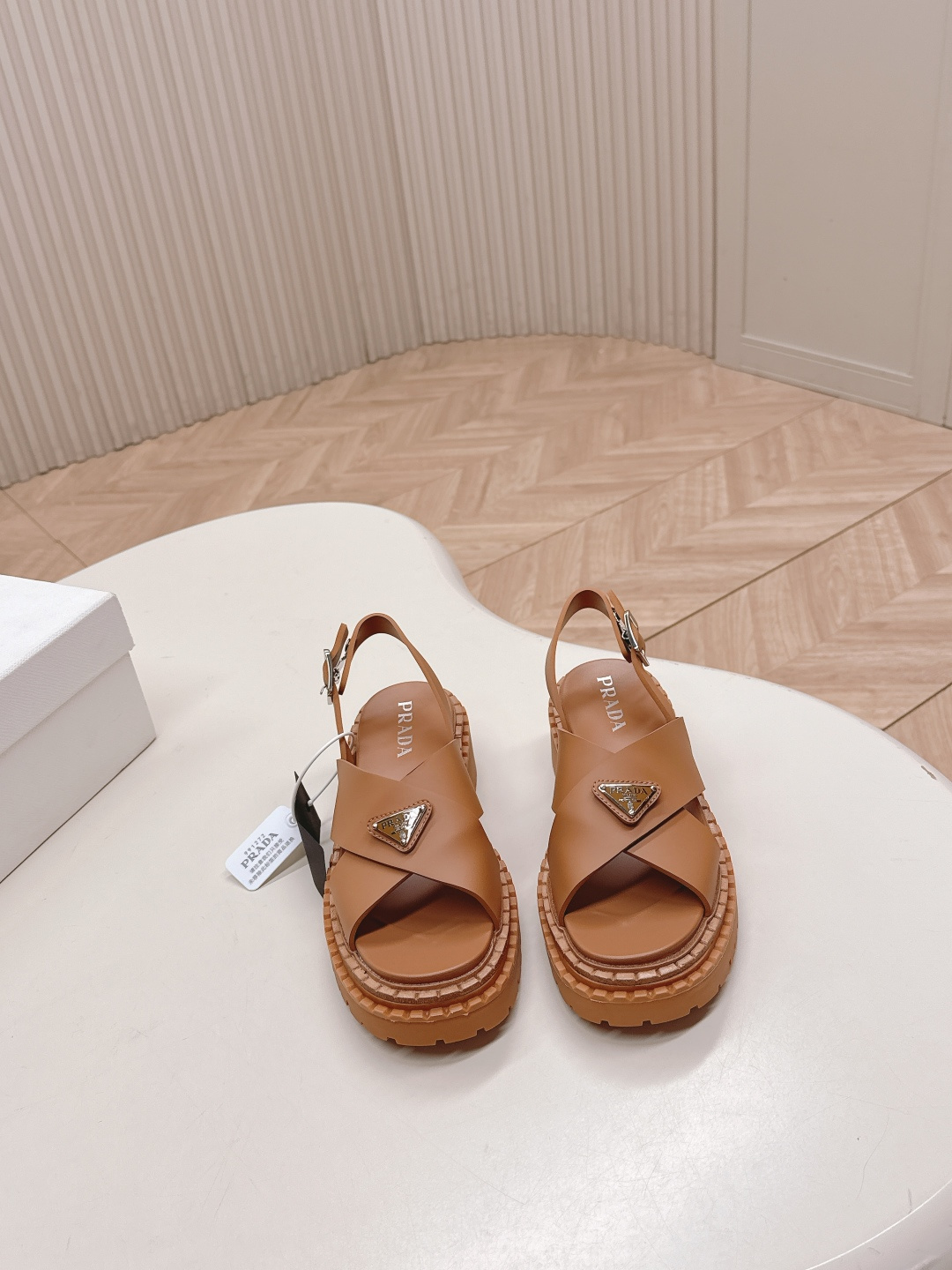 NO:448570,Prada 2025 spring and summer new sandals Roman thick-soled sandals Slippers Latest catwalk, classic upgrades Comfort and fashionable coexist. Each color matches are good, design matches different styles. Original custom cowhide cowhide leather leather edge strips Inner: Original custom sheepskin inner lining, cowhide foot pads Outsole original mold-open anti-slip sole Shoe size: 35-40, sandals, prada, prada, sandals, slippers, cowhide, sheepskin19860909出  Prada 普拉达2025春夏新款凉鞋 罗马厚底凉鞋 拖鞋 最新走秀款,经典升级 舒适度与时髦度并存 每个颜色搭配都好看,设计搭配不同风格需求 鞋面原版定制牛皮 真皮沿条 内里: 原版定制羊皮内里,牛皮 垫脚 大底原版开模防滑大底 鞋码: 35-40,凉鞋,prada,prada,sandals,slippers,cowhide,sheepskin,Women's Shoes