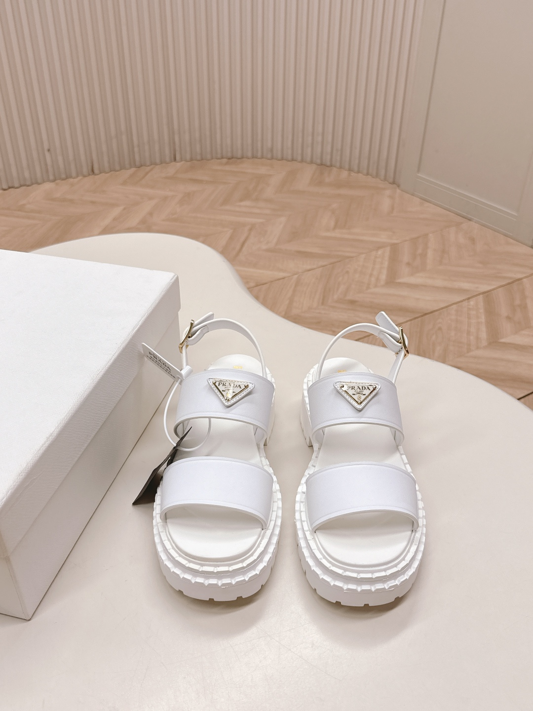 NO:459821,Prada 2025 spring and summer new sandal series Roman thick-soled sandals Latest catwalk, classic upgrade, comfort and fashion coexist. Each color matches are good, design and matching different styles. Original custom cowhide cowhide leather upper leather edge strip inner lining: original custom sheepskin inner lining, cowhide foot pads, original open mold non-slip sole Shoe size: 35-40, sandals, prada, prada, sandals, cowhide, sheepskin19860909出  Prada 普拉达2025春夏新款凉鞋系列 罗马厚底凉鞋 最新走秀款,经典升级 舒适度与时髦度并存 每个颜色搭配都好看,设计搭配不同风格需求 鞋面原版定制牛皮 真皮沿条 内里: 原版定制羊皮内里,牛皮 垫脚 大底原版开模防滑大底 鞋码: 35-40,凉鞋,prada,prada,sandals,cowhide,sheepskin,Women's Shoes