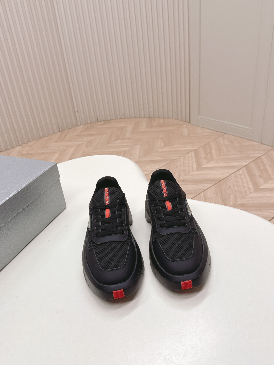 NO:627526,Couple style Prada white shoes casual sports shoes series classic upgrade. This sneaker continues the timeless silhouette. It is carefully made of cow leather to enhance the style. The style is light and equipped with a triangle buckle logo. It is suitable for all seasons and can be matched with various casual styles. In an era where various styles are full of eyeballs, the most long-lasting companion is the white shoes. Fabric: Original custom-made first-layer cowhide. Lining: Sheepskin Outsole: TPU original outsole  Sizes for women: 35-40; men: 39-44, casual shoes/sports shoes, prada, prada, sneakers, cowhide, sheepskin19860909情侣款 Prada普拉达 小白鞋休闲运动鞋系列 经典升级 这款运动鞋延续经久不衰的轮廓 .采用牛皮革精心制作, 提升格调.款式轻盈,搭配三角扣标志 四季皆宜,可与各式休闲造型搭配,在各种风格充斥眼球的时代,最能长久陪伴搭配的 一点一点俘获人心的当属小白鞋. 面料: 原版定制头层牛皮 内里: 羊皮 大底: TPU原版大底 码数女款35-40 男款39-44,休闲鞋/运动鞋,prada,prada,sneakers,cowhide,sheepskin,Women's Shoes