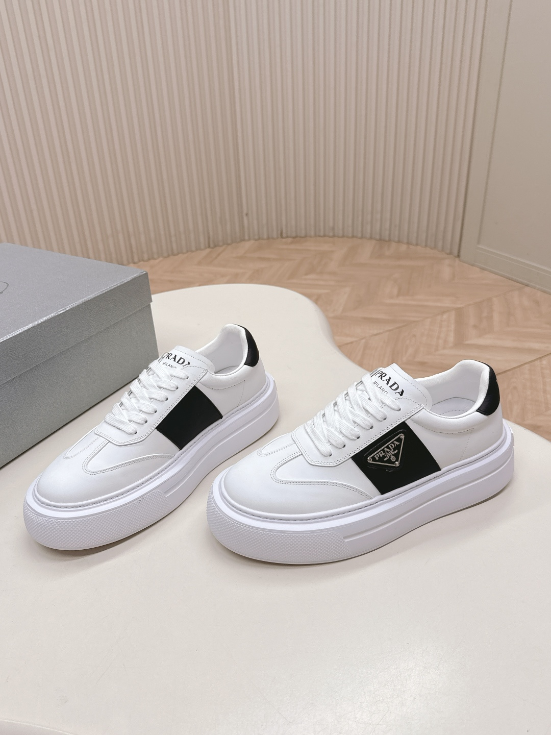 NO:459793,Couple style Prada Prada Little White Shoes Casual Sports Shoes Series Classic Upgrade This sneaker continues the long-lasting outline. It is carefully crafted from cowhide leather to enhance the style. The style is light and matched with the triangle buckle logo. It is suitable for all seasons and can be matched with various casual styles. In an era when various styles are filled with the eyes, the one that can be best accompanied and matched for a long time is the one that captures people's hearts little by little. Fabric: Original custom-made top cowhide Inner: Sheepskin Outsole: TPU original outsole size for women 35-40 Men 39-44, casual shoes/sports shoes, prada, prada, sneakers, cowhide, sheepskin19860909出 情侣款 Prada普拉达 小白鞋休闲运动鞋系列 经典升级 这款运动鞋延续经久不衰的轮廓 .采用牛皮革精心制作, 提升格调.款式轻盈,搭配三角扣标志 四季皆宜,可与各式休闲造型搭配,在各种风格充斥眼球的时代,最能长久陪伴搭配的 一点一点俘获人心的当属小白鞋. 面料: 原版定制头层牛皮 内里: 羊皮 大底: TPU原版大底 码数 女 35-40 男39-44,休闲鞋/运动鞋,prada,prada,sneakers,cowhide,sheepskin,Women's Shoes
