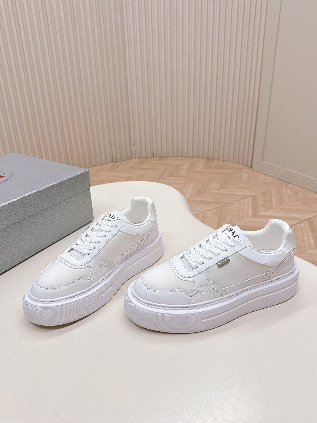 NO:459802,Couple style Prada Prada Little White Shoes Casual Sports Shoes Series Classic Upgrade This sneaker continues the long-lasting outline. It is carefully crafted from cowhide leather to enhance the style. The style is light and matched with the triangle buckle logo. It is suitable for all seasons and can be matched with various casual styles. In an era when various styles are filled with the eyes, the one that can be best accompanied and matched for a long time is the one that captures people's hearts little by little. Fabric: Original custom-made top cowhide Inner: Sheepskin Outsole: TPU original outsole size for women 35-40 Men 39-44, casual shoes/sports shoes, prada, prada, sneakers, cowhide, sheepskin19860909出 情侣款 Prada普拉达 小白鞋休闲运动鞋系列 经典升级 这款运动鞋延续经久不衰的轮廓 .采用牛皮革精心制作, 提升格调.款式轻盈,搭配三角扣标志 四季皆宜,可与各式休闲造型搭配,在各种风格充斥眼球的时代,最能长久陪伴搭配的 一点一点俘获人心的当属小白鞋. 面料: 原版定制头层牛皮 内里: 羊皮 大底: TPU原版大底 码数 女 35-40 男39-44,休闲鞋/运动鞋,prada,prada,sneakers,cowhide,sheepskin,Women's Shoes