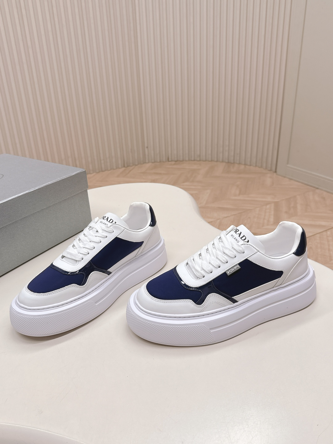 NO:459797,Couple style Prada Prada Little White Shoes Casual Sports Shoes Series Classic Upgrade This sneaker continues the long-lasting outline. It is carefully crafted from cowhide leather to enhance the style. The style is light and matched with the logo. It is suitable for all seasons and can be matched with various casual styles. In an era when various styles are filled with the eyes, the one that can be matched for a long time is the one that captures people's hearts little by little. Fabric: Original custom-made top cowhide Inner: Sheepskin Outsole: TPU original outsole size women 35-40 men 39-44, casual shoes/sports shoes, prada, prada, sneakers, cowhide, sheepskin19860909出 情侣款 Prada普拉达 小白鞋休闲运动鞋系列 经典升级 这款运动鞋延续经久不衰的轮廓 .采用牛皮革精心制作, 提升格调.款式轻盈,搭配标志 四季皆宜,可与各式休闲造型搭配,在各种风格充斥眼球的时代,最能长久陪伴搭配的 一点一点俘获人心的当属小白鞋. 面料: 原版定制头层牛皮 内里: 羊皮 大底: TPU原版大底 码数 女 35-40 男39-44,休闲鞋/运动鞋,prada,prada,sneakers,cowhide,sheepskin,Women's Shoes