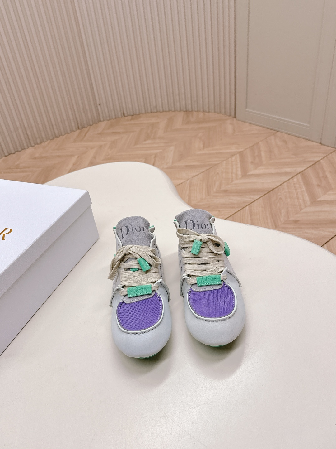 NO:627505,Low top, high top, high version!  Dior Roadie Series Catwalk Couple Style Hand Casual Sports Shoes The first collection since Jonathan Anderson took over Dior Men's Wear, this pair of Roadie shoes opens a new chapter for the brand's footwear. On the basis of retaining Dior's spirit of luxury and precision, the series boldly introduces the 'structural visibility' concept of the early Nike Considered series, using the method of 'leaving handcrafted traces in the design' to show a tribute to sustainability and structural honesty. Fabric: Original custom-made imported first-layer cowhide  Original custom-made leather lining, original molded non-slip rubber sole, sole thickness 2CM Size: 35-40 for women, 39-45 for men, casual shoes/sports shoes, dior, dior, sneakers, cowhide19860909低帮 高帮,高版本！Dior迪奥 Roadie 系列 走秀 情侣款 手休闲 运动鞋 自Jonathan Anderson 入主 Dior 男装后的首个系列,就以这双 Roadie 鞋款拉开品牌鞋履新篇章.系列在保留 Dior 奢华精工精神的基础上,大胆引入早期 Nike Considered 系列的“结构可见性”理念,用“设计中留下手工痕迹”的方式,展现出对可持续与结构诚实的致敬 面料:原版定制进口头层牛皮 内里原版定制皮里 鞋底原版开模防滑橡胶材质 底厚2CM Size:女款35-40 男款39-45,休闲鞋/运动鞋,dior,dior,sneakers,cowhide,Women's Shoes