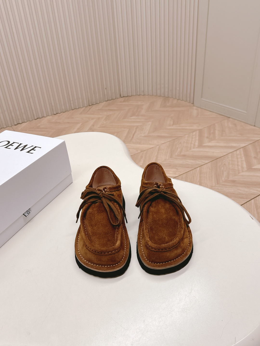 NO:627512,Women's model Men's model Loewe 25ss new Forrest Gump shoes Dexun sneakers Couple model Made of high-grade suede, inspired by retro, new interpretation of classics, lightweight, comfortable and breathable essential item for all seasons. Whether it is paired with jeans or a skirt, there is no pressure to switch styles! Speaking of comfort, these shoes are also very good! The suede material makes the feet feel softer, suitable for long-term wear, and you will not feel tired even when shopping. This detail really touched me!  Material custom suede, lining custom sheepskin, outsole original foam outsole Size #35-45 (40 for women, 45 for men, custom made, non-refundable and non-exchangeable), loafers, loewe, loafers, sneakers, skirts, jeans, sheepskin, chamois leather19860909女款 男款 罗意威25ss新款 阿甘鞋 德训运动鞋 情侣款 高级绒面打造,灵感来自复古,全新演绎经典,轻便、舒适、透气的四季必备单品 无论是搭配牛仔裤还是裙子,风格切换毫 无压力!说到舒适感,这双鞋也是相当出色!麂皮材质让脚感更柔软,适合长时间穿着,即便是逛街也不会觉得累.这个细节真是打动了我！ 材质定制麂皮 内里定制羊皮 大底原版发泡大底 Size#35-45（女40.男45定做不退不换）,乐福鞋,loewe,loafers,sneakers,skirts,jeans,sheepskin,chamois leather,Women's Shoes