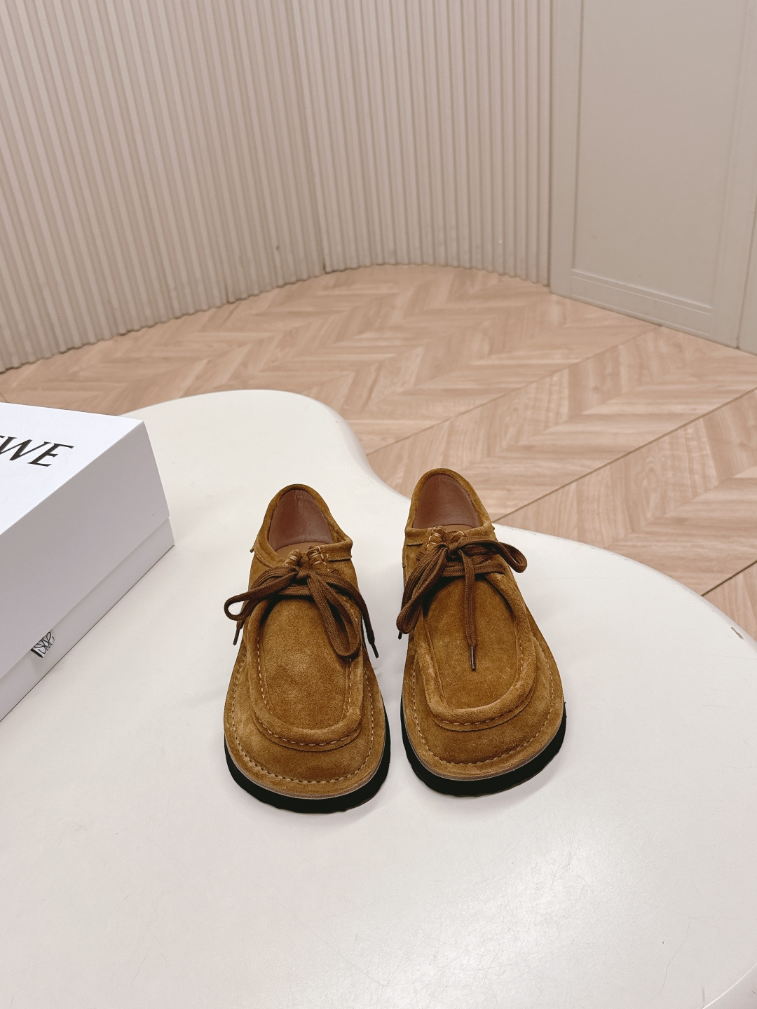 NO:545008,The new style of Lo Yiwei 25ss Forrest Gump shoes, German training sneakers, couples styles, high-end suede-making, inspired by retro, new interpretation of classic, light, comfortable and breathable essential items for the four seasons. Whether it is matched with jeans or skirts, the style is switched without pressure! Speaking of comfort, these shoes are also quite outstanding! Suede material makes the feet feel softer and suitable for long-term wear. Even if you are shopping, you won’t feel tired. This detail really touched me!  Suede inner sheepskin outsole foamed outsole Size# women's 35-45 (40 custom made without return or exchange), loafers, loewe, loafers, sneakers, skirts, jeans, sheepskin, chamois leather19860909出女 .罗意威25ss新款 阿甘鞋 德训运动鞋 情侣款 高级绒面打造,灵感来自复古,全新演绎经典,轻便、舒适、透气的四季必备单品 无论是搭配牛仔裤还是裙子,风格切换毫 无压力!说到舒适感,这双鞋也是相当出色!麂皮材质让脚感更柔软,适合长时间穿着,即便是逛街也不会觉得累.这个细节真是打动了我！ 材质麂皮 内里羊皮 大底发泡大底 Size#女35-45（40订做不退换）,乐福鞋,loewe,loafers,sneakers,skirts,jeans,sheepskin,chamois leather,Women's Shoes