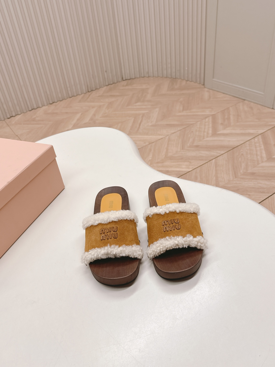 NO:627499,, MiuMiu/Miu Miu 2025ss new autumn and winter home Velcro fur slippers clog fur shoes Miu Miu made me fall in love with it again!  There are so many beautiful shoes this season. I really can’t get enough of this furry slipper. It’s so cool and versatile~ The upper is super invincible, beautiful and comfortable. The fabric is cow suede. Sheepskin lining on the inside. The outsole is original wooden sole. Size 35-40 (40.41 custom-made and non-refundable). Furry shoes and slippers, miumiu, slippers, sheepskin19860909,MiuMiu/缪缪 2025ss秋冬新款居家魔术贴毛毛拖鞋木底毛毛鞋 缪缪又让我重新爱了它一次！这季节美鞋太多这款毛毛拖真的是让我无法自拔真太酷太百搭了～ 上脚超级无敌好看舒服面料牛反绒 内里羊皮内里 大底原版木底 码数35-40（40.41定做不退换）,毛毛鞋拖鞋,miumiu,slippers,sheepskin,Women's Shoes