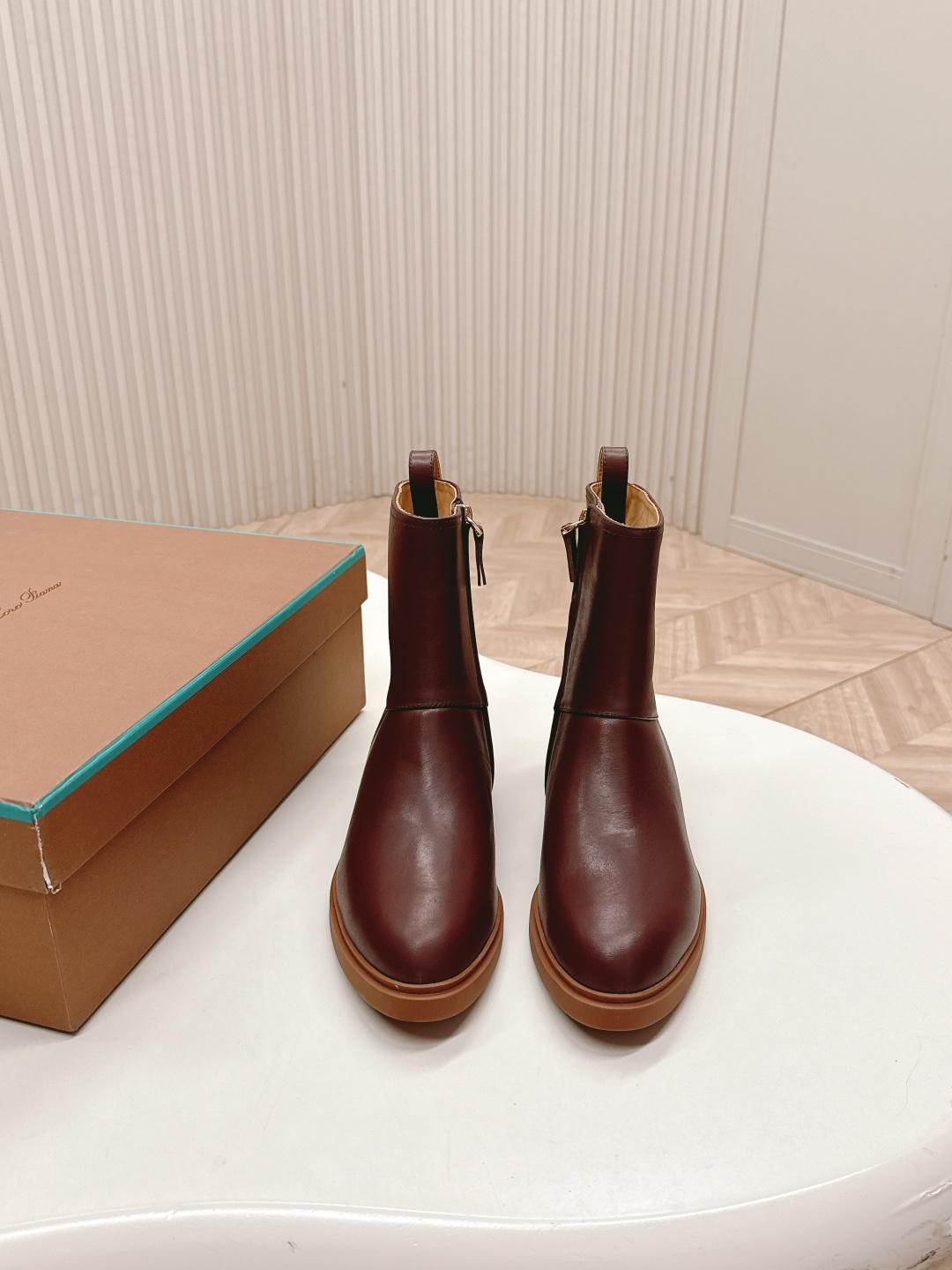 NO:627487,Top quality sheep noodle cowhide loro piana ss25 new arrival~ Lp. Noyoya new autumn and winter women's short boots These sheep noodle boots are made of cowhide, with soft and comfortable leather texture and side zipper design!  The tail leather band + brand logo hardware buckle are embellished, and the high-end feel instantly adds to the simple, elegant, wearable and versatile classic item!  - MATERIAL material - upper calfskin, sheepskin material, lining A-grade cowhide lining, sole original molded rubber outsole, lining exclusive red cow lining Size: 35-41 (35.41 custom-made, non-refundable), boots, loro piana, loro piana, boots, cowhide, sheep19860909顶级品质 羊猄面牛皮面 loro piana ss25 new arrival～ Lp.诺悠雅秋冬新品女士短靴 这款羊猄,牛皮材质裸靴,皮质质感柔软舒适,侧拉链设计！尾部皮圈+品牌logo五金扣点缀,高级感瞬间拉满简约大方好穿又百搭的经典单品！ - MATERIAL 材质 - 鞋面小牛皮 羊猄材质 内里A级牛皮内里 鞋底原版开模像胶大底 内里家专用红牛里 Size: 35-41（35.41定做不退换）,靴子,loro piana,loro piana,boots,cowhide,sheep,Women's Shoes