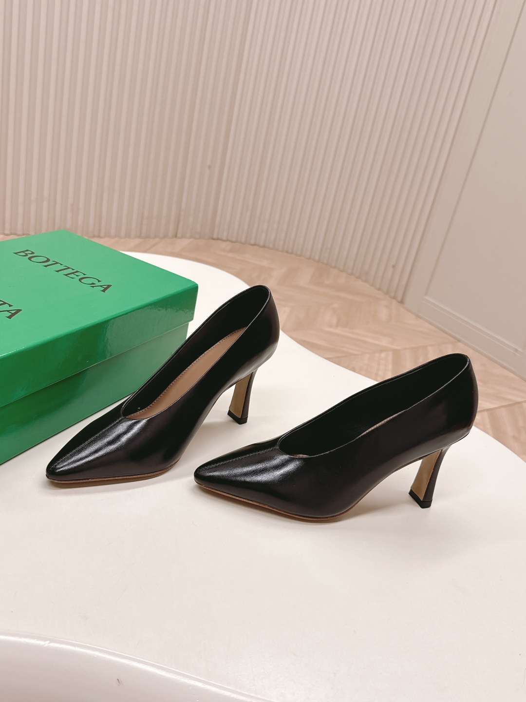 “Elegant and Comfortable High Heels: Italian Leather, Stylish Design for Confident Travel”