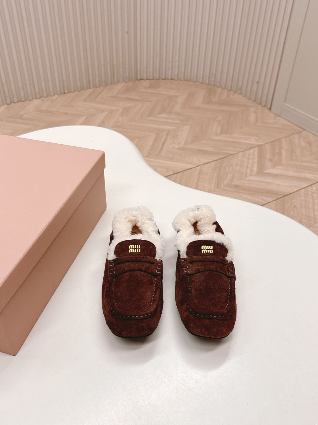 NO:627216,MiuMiu/Miu Miu 2025ss Autumn and Winter Catwalk Slip-On Driving Shoes Plus Fur Loafers Furry Shoes This timeless suede leather driving shoe is decorated with the Miu logo, highlighting a unique classic style. It is very comfortable and super stable on the foot. The combination can be either salty or sweet. The upper is custom-made and imported high mercerized cow suede. The lining is imported sheep's wool. The sole is ZP molded rubber outsole.  Size 35-40 (40.41 customized, non-refundable), loafers, fur shoes, miumiu, loafers19860909MiuMiu/缪缪2025ss秋冬走秀款一脚蹬驾车鞋加毛乐福鞋毛毛鞋 这款永不过时的反绒皮驾车鞋饰有Miu徽标,彰显别具一格的经典格调. 上脚非常舒服超级稳·搭配还是可咸可甜 鞋面定制进口高丝光牛反绒 内里进口羊卷毛 鞋底ZP开模橡胶大底 码数35-40（40.41定制不退换）,乐福鞋毛毛鞋,miumiu,loafers,Women's Shoes