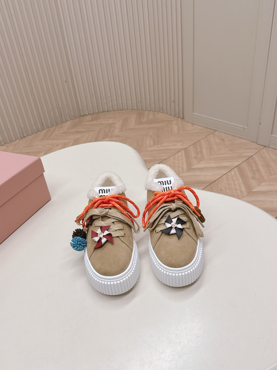 NO:627212,Pili, Maoli, top version (airplane box set) MIUMIU｜ Miu Miu's new 3D embroidered thick-soled casual shoes. The top original fabric is full of texture, with classic 3D three-dimensional letter embroidery, and the embroidered logo is three-dimensional and full, instantly lighting up the overall look and making it highly recognizable!  IP ultra-light foam outsole!  It is light and highly elastic. Whether it is for daily outings or vacations, it can easily hold the scene. Wear it and you will be the most beautiful kid on the street!  Upper imported high-mercerized cow suede lining Sheepskin lining/lamb wool lining Outsole IP foam outsole Size 35-40 (40.41 customization is non-refundable), casual shoes/sports shoes, miumiu, sneakers, sheepskin19860909皮里、毛里,顶级版本（飞机盒套装） MIUMIU｜ 缪缪新品3D刺绣厚底休闲鞋 顶级原版面料质感满满,搭配经典3D立体字母刺绣,刺绣logog立体饱满,瞬间点亮整体造型,辨识度up！IP超轻发泡大底！轻盈高弹.无论是日常出街还是度假旅行,它都能轻松hold住场面. 穿上它,你就是街头最靓的崽！ 鞋面进口高丝光牛反绒 内里羊皮内里/羊羔毛内里 大底大底IP发泡大底 码数35-40（40.41定制不退换）,休闲鞋/运动鞋,miumiu,sneakers,sheepskin,Women's Shoes