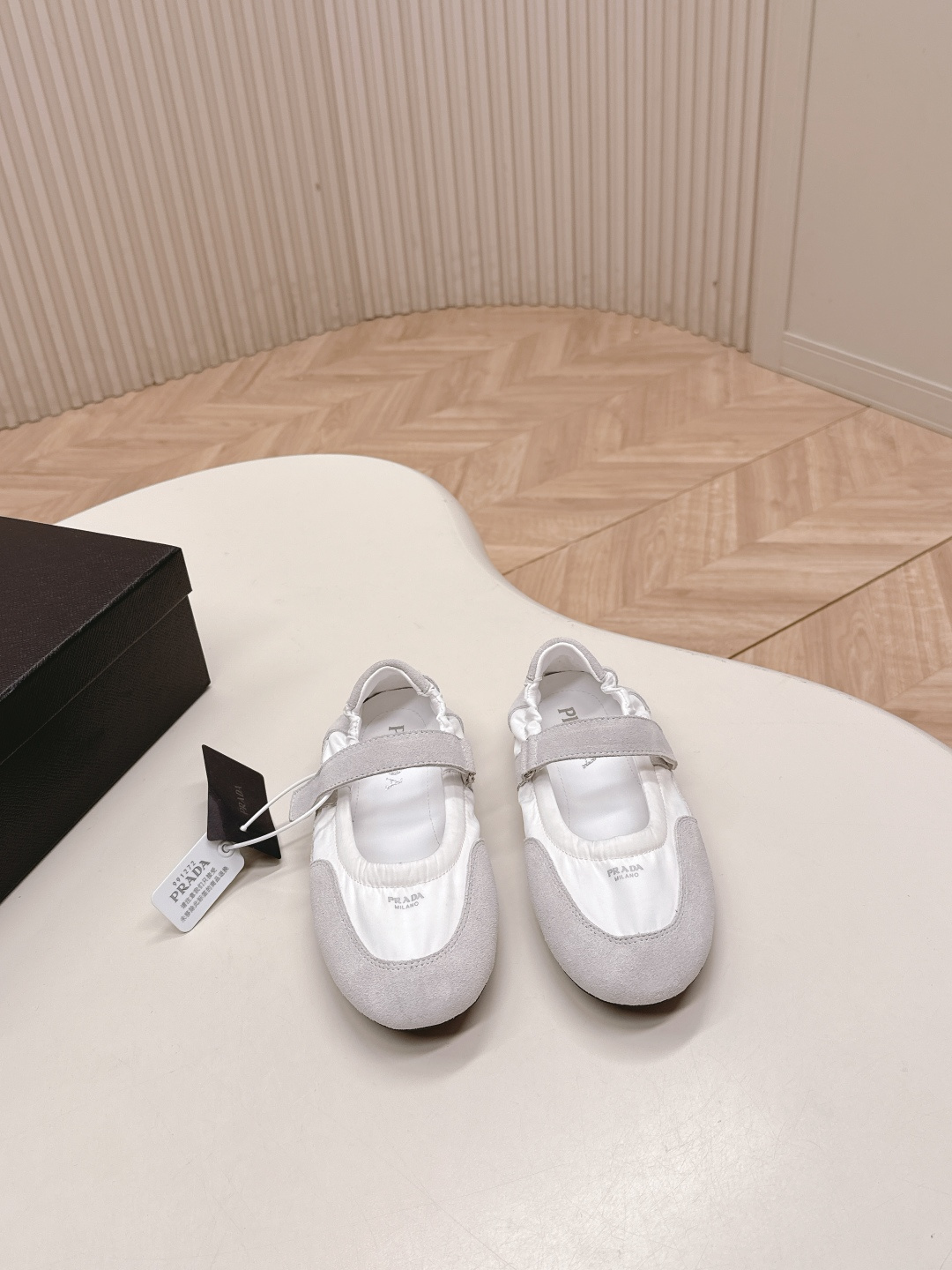 NO:627481,Prada Prada P Home 25ssfw~new new lace-up Mary Jane casual ballet shoes, low-key luxury slip-ons, the best choice for the rich!  The soft rubber sole is known as the feeling of stepping on clouds ~ 100% comfort. The delicate suede upper makes the shoe shape full of wrapping, soft and textured!  Full of high-end feel!  Upper: high-mercerized cow suede; lining: imported sheepskin; sole: original molded rubber outsole; Size 35-39 (customized at 40.41, non-refundable); ballet shoes; prada; prada; mary jane; sheepskin19860909Prada普拉达P家25ssfw～new新款系带玛丽珍休闲鞋芭蕾舞鞋,低调奢华懒人鞋,富人的不二选择！ 软胶底素有踩云感之称～舒适度百分百 细腻反绒皮鞋面,鞋型包裹感十足,柔和而有质感！高级感满满！ 鞋面 高丝光牛反绒 内里 进口羊皮 鞋底 原版开模橡胶大底 Size 35-39（40.41定制不退换）,芭蕾舞鞋,prada,prada,mary jane,sheepskin,Women's Shoes