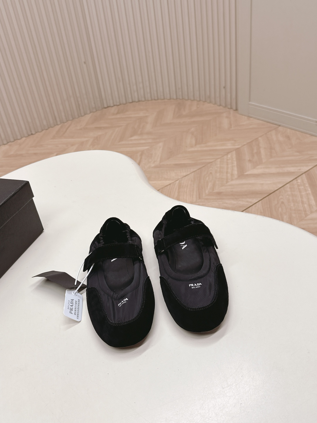 NO:459789,Prada Prada P home 25ssfw ~ new new lace-up Mary Jane casual shoes ballet shoes, low-key luxury lazy shoes, the best choice for the rich!  The soft rubber sole is known as the cloud-like feeling~100% comfortable. The delicate reverse velvet upper is full of wrapping feel, soft and textured!  Full of high-end feeling!  Upper, high mercerized beef reverse velvet, inner, imported sheepskin, sole, original open molded rubber outsole, Size 35-39 (40.41 custom-made, non-return, exchange), Mary Jane, prada, prada, mary jane, sheepskin19860909出  Prada普拉达P家25ssfw～new新款系带玛丽珍休闲鞋芭蕾舞鞋,低调奢华懒人鞋,富人的不二选择！ 软胶底素有踩云感之称～舒适度百分百 细腻反绒皮鞋面,鞋型包裹感十足,柔和而有质感！高级感满满！ 鞋面 高丝光牛反绒 内里 进口羊皮 鞋底 原版开模橡胶大底 Size 35-39（40.41定制不退换）,玛丽珍,prada,prada,mary jane,sheepskin,Women's Shoes