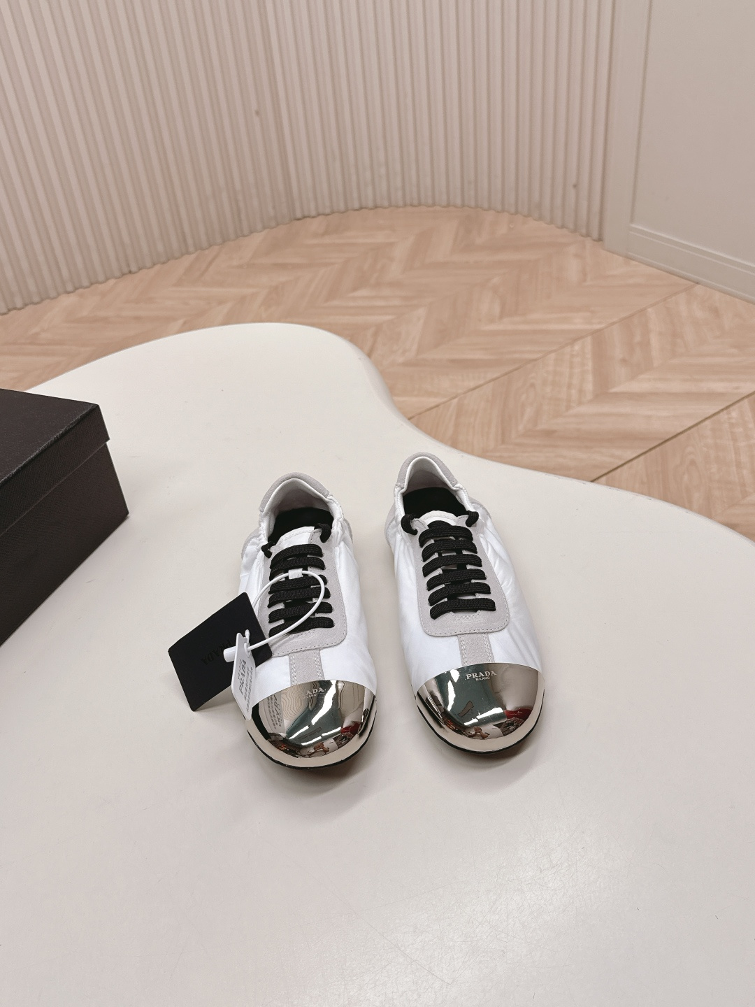 NO:627474,Half full top Prada 25SS new women's shoes stitched iron-toe Mary Jane shoes. Simple yet elegant design concept, focusing on the balance of practicality and beauty. Electroplated iron-toe design: full of high-end feel. Whether it is classic Saffiano leather products or the fashion show series released every year, it can reflect its unique aesthetics. The selection of raw materials is extremely strict, and the highest quality leather, silk and other natural or high-tech synthetic materials are often used to ensure the durability and comfort of the product.  Upper cow suede + cloth, electroplated toe, sheepskin lining, TPU outsole, size 35-41 (40.41 customized, non-returnable), half slippers, prada, prada, mary jane, sheepskin19860909半拖满帮 Prada 普拉达25SS 新款女鞋拼接款铁头玛丽珍鞋 简约而不失优雅的设计理念,注重实用性和美观性的平衡.电手镀铁头设:计 高级感满 无论是经典的Saffiano 皮革制品还是每年发布的时装秀系列,都能体现出其独特的审美观.原材料的选择极为严苛,常常使用最优质的皮革、丝绸以及其他天然或高科技合成材料来确保产品的耐用性和舒适度. 鞋面牛反绒+布 电镀鞋头 内里羊皮 大底TPU大底 size35-41（40.41定制不退换）,半拖单鞋,prada,prada,mary jane,sheepskin,Women's Shoes