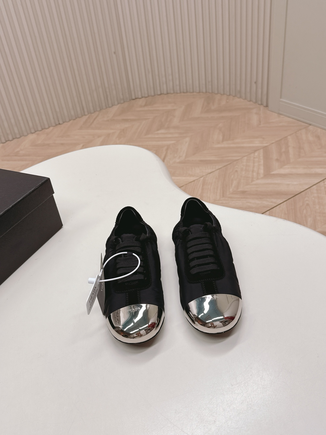 NO:459784,Semi-tower 270 Prada Prada 25SS New Women's Shoes Spliced ​​Iron-toe Mary Jane Shoes Simple yet elegant design concept, focusing on the balance of practicality and aesthetics. Electric hand plated iron-toe design: design full of high-end sense. Whether it is classic Saffiano leather products or fashion show series released every year, it can reflect its unique aesthetics. The choice of raw materials is extremely strict, and the best quality leather, silk and other natural or high-tech synthetic materials are often used to ensure the durability and comfort of the product. Upper beef reverse velvet + cloth Electro-plated toe inner sheepskin Outsole TPU outsole size35-41 (40.41 custom-made without return or exchange), semi-tower single shoes, prada, prada, mary jane, sheepskin19860909半拖 满帮270 Prada 普拉达25SS 新款女鞋拼接款铁头玛丽珍鞋 简约而不失优雅的设计理念,注重实用性和美观性的平衡.电手镀铁头设:计 高级感满 无论是经典的Saffiano 皮革制品还是每年发布的时装秀系列,都能体现出其独特的审美观.原材料的选择极为严苛,常常使用最优质的皮革、丝绸以及其他天然或高科技合成材料来确保产品的耐用性和舒适度. 鞋面牛反绒+布 电镀鞋头 内里羊皮 大底TPU大底 size35-41（40.41定制不退换）,半拖单鞋,prada,prada,mary jane,sheepskin,Women's Shoes