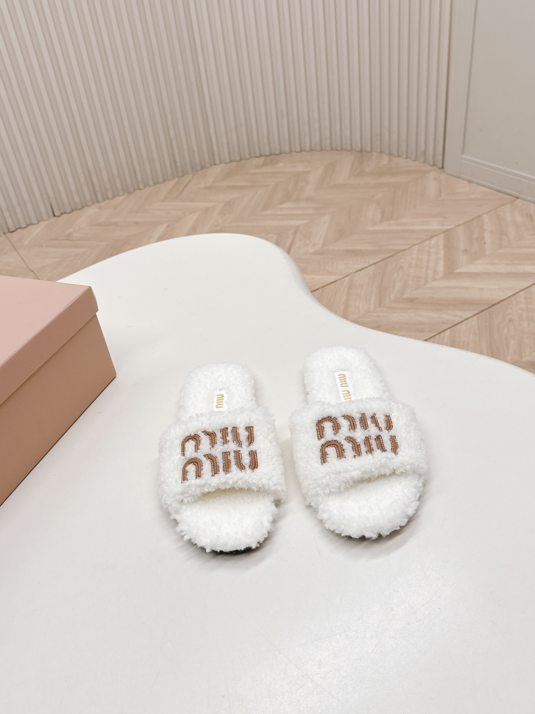 NO:627493,,MiuMiu/Miu Miu 2025ss new autumn and winter home furry slippers Miu Miu made me fall in love with them again!  There are so many beautiful shoes this season. I really can’t get enough of this furry slipper. It’s so cool and versatile~ The upper is super invincible, beautiful and comfortable. The fabric is cow hair and the lining is customized with wool. The outsole is original and the size is 35-40 (40.41 is custom-made and cannot be returned or exchanged). Furry shoes and slippers, miumiu, slippers19860909,MiuMiu/缪缪 2025ss秋冬新款居家毛毛拖鞋 缪缪又让我重新爱了它一次！这季节美鞋太多这款毛毛拖真的是让我无法自拔真太酷太百搭了～ 上脚超级无敌好看舒服面料牛毛 内里定制羊毛 大底原版大底 码数35-40（40.41定做不退换）,毛毛鞋拖鞋,miumiu,slippers,Women's Shoes