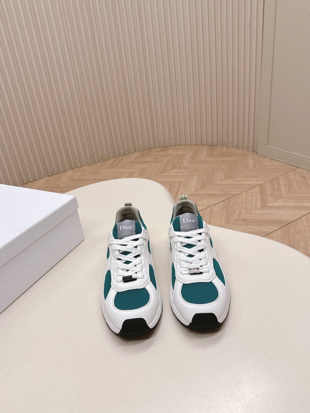 NO:627399,Dior Dior's latest runway Mile series couple's casual sneakers were originally purchased, developed and made. This Dior 26SS show item Mile sneakers design manuscript has been released. It was created by creative director Jonathan Anderson for the 2026 spring and summer (SS26) series. The manuscript outlines the shoe shape with simple lines, and the unique structure reveals creative ideas. Fabric: Original customized cowhide + mesh Inner: Imported breathable mesh lining Sole:  Original molded rubber foam material, sole thickness 2.5cm Size: women's 35-40 / men's 39-45, casual shoes/sports shoes, dior, dior, sneakers, cowhide19860909Dior迪奥 最新 走秀款Mile系列情侣款 休闲 运动鞋 原版购入开发 做货 这款Dior 26SS 秀场单品 Mile 运动鞋设计手稿释出,由创意总监 Jonathan Anderson 操刀,为2026 春夏（SS26）系列打造,手稿以简洁线条勾勒鞋型,独特结构初现创意巧思 面料 : 原版定制牛皮+网面 内里 : 进口透气网里 鞋底 : 原版开模橡胶发泡材质 底厚 2.5cm Size : 女款35-40 / 男款39-45,休闲鞋/运动鞋,dior,dior,sneakers,cowhide,Women's Shoes