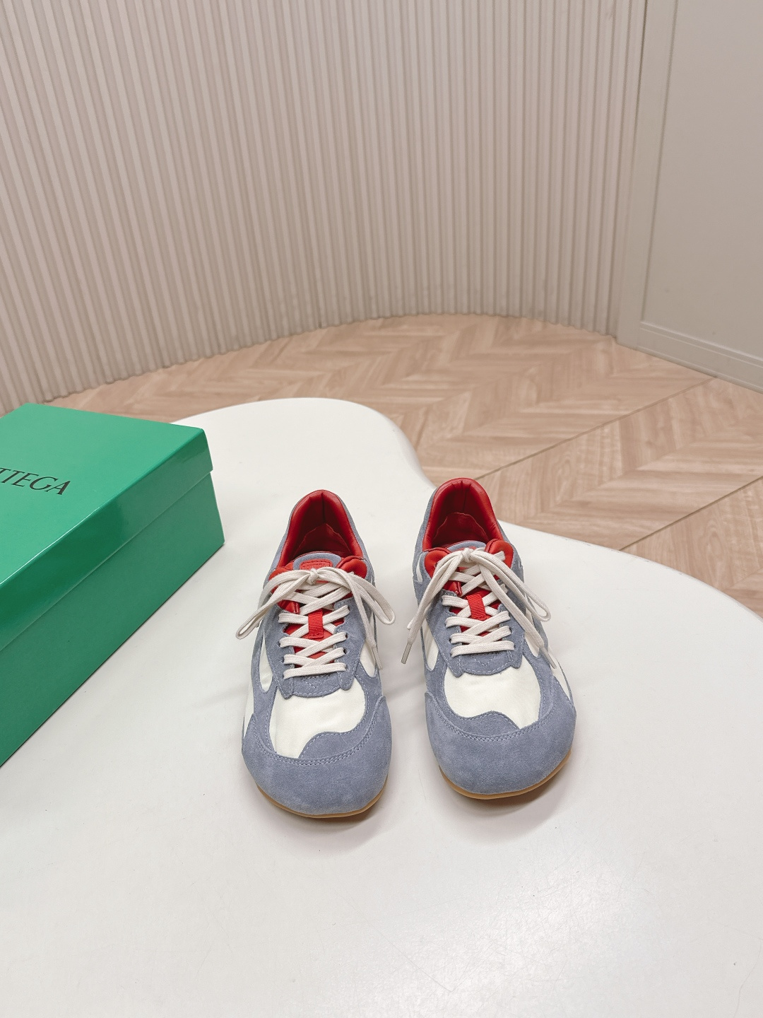 NO:627324,Women's and men's models, Bottega Veneta's hot new sports shoes, casual shoes, and training shoes are inspired by the retro style of the 90s BV. The upper is made of suede fabric, which is simple and high-end, showing a refined and avant-garde design style. The low-top lace design is casual and comfortable without lacking the fine carving of the styling design. The fabric is frosted cowhide. The lining is original.  Size 35-45 (45 customized, non-refundable and non-exchangeable) 39.40 remarks, men’s and women’s sizes, casual shoes/sports shoes, bottega veneta, bottega veneta, sneakers, cowhide19860909女款 男款, Bottega Veneta火爆新款运动鞋休闲鞋徳训鞋 BV 90年代复古风格为灵感,鞋面选用反绒皮面料,简约高级,展现出精致前卫的设计风格.低帮系带的设计,休闲舒适又不乏造型设计的精细雕琢 面料磨砂牛皮 内里原版内里 码数35-45(45定制不退不换)39.40备注男女码,休闲鞋/运动鞋,bottega veneta,bottega veneta,sneakers,cowhide,Women's Shoes