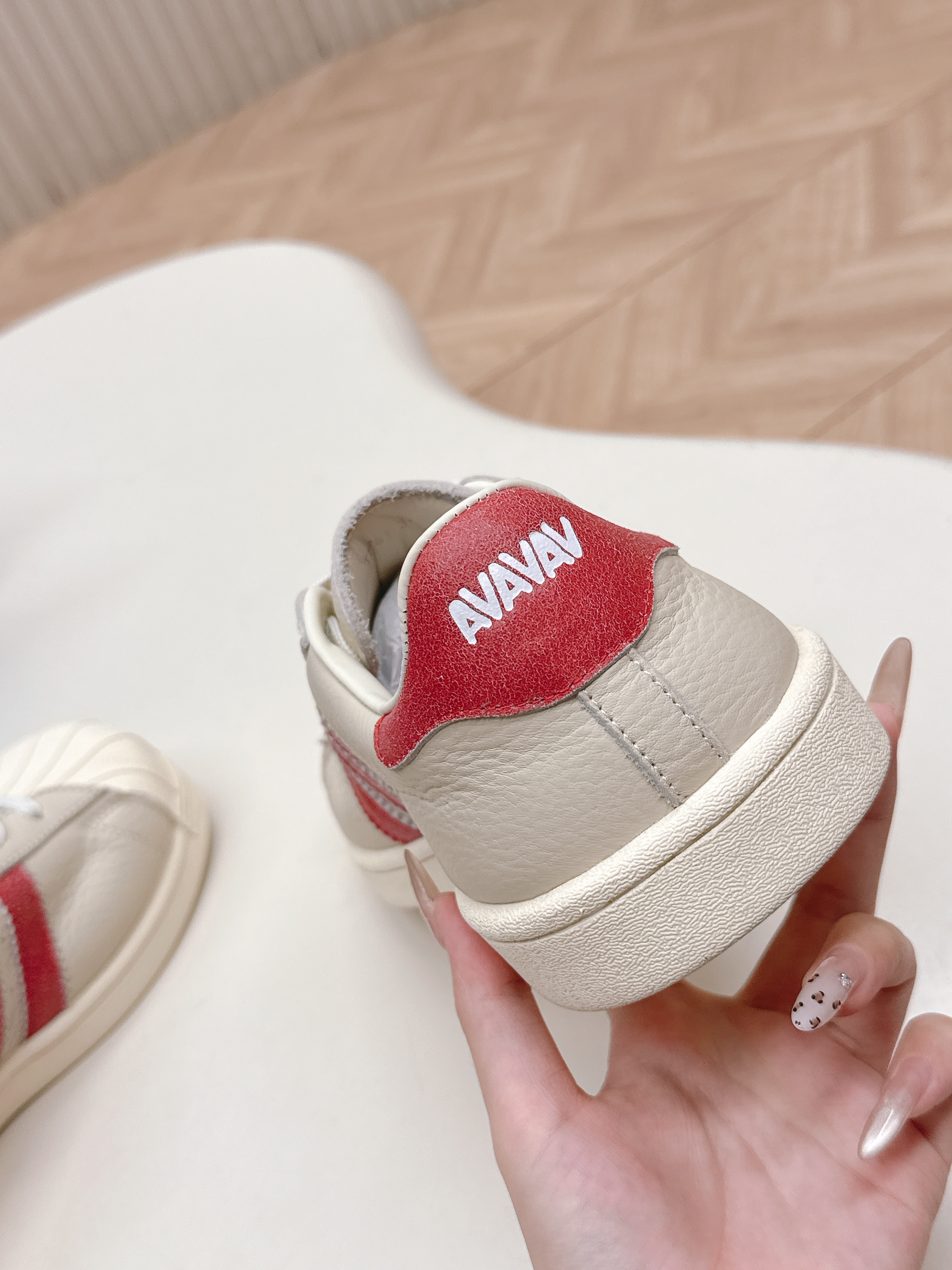 “Square Shellhead Fashion Shoes: Red and Black Leather, Rubber Sole, Sizes 35-40” - 图片 3
