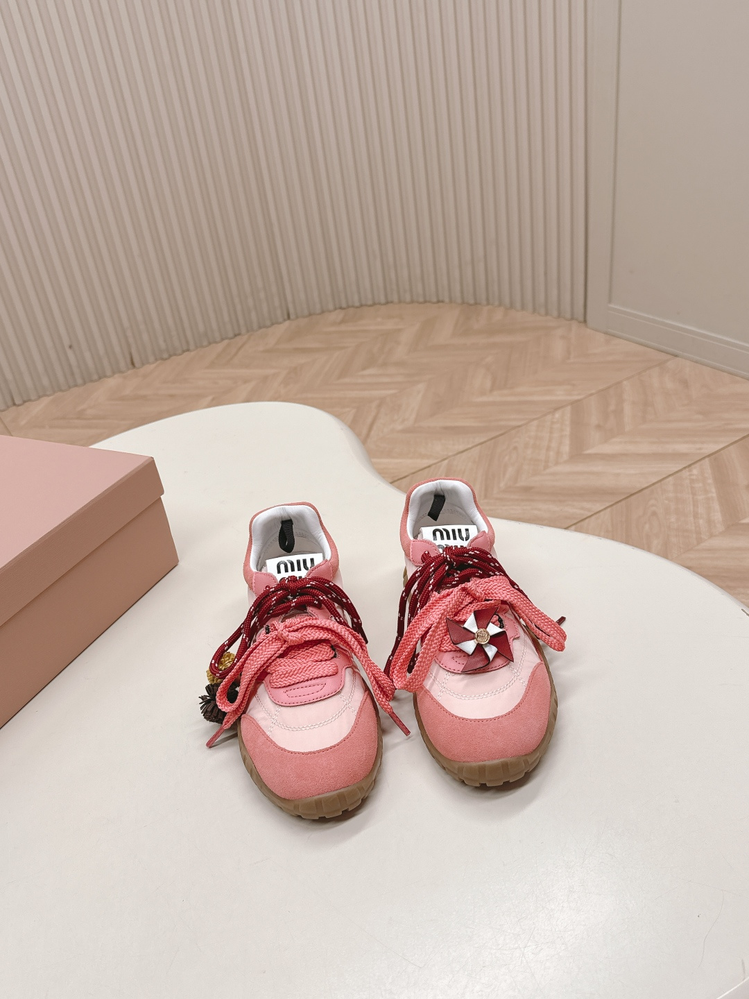 NO:682484,Miu Miu 25ss spring and summer new catwalk MiuMiu ethics shoes casual sports shoes Casual shoes show craftsmanship details from the Miu Miu series The trend of the new season is the concept of love at the moment, multiple collisions, conveying modern style ~ Looks good no matter how you wear it This summer's fashionistas love it Fabric imported cowhide/matched nylon cloth Lining sheepskin Outsole original molded TPU rubber sole  Size 35-40 (40, 41 customized), casual shoes/sports shoes, miumiu, sneakers, cowhide, sheepskin19860909Miu Miu 25ss 春夏新款走秀MiuMiu 德训鞋 休闲运动鞋 休闲鞋秀场工艺来自Miu Miu系列的细节特写 新季的潮流此刻挚爱的概念,多元对撞,传达现代风格~ 怎么穿都好看今夏时髦精最爱 面料进口牛皮/对版尼龙布 内里羊皮 大底原版开模TPU橡胶鞋底 码数35-40（40、41订做）,休闲鞋/运动鞋,miumiu,sneakers,cowhide,sheepskin,Women's Shoes