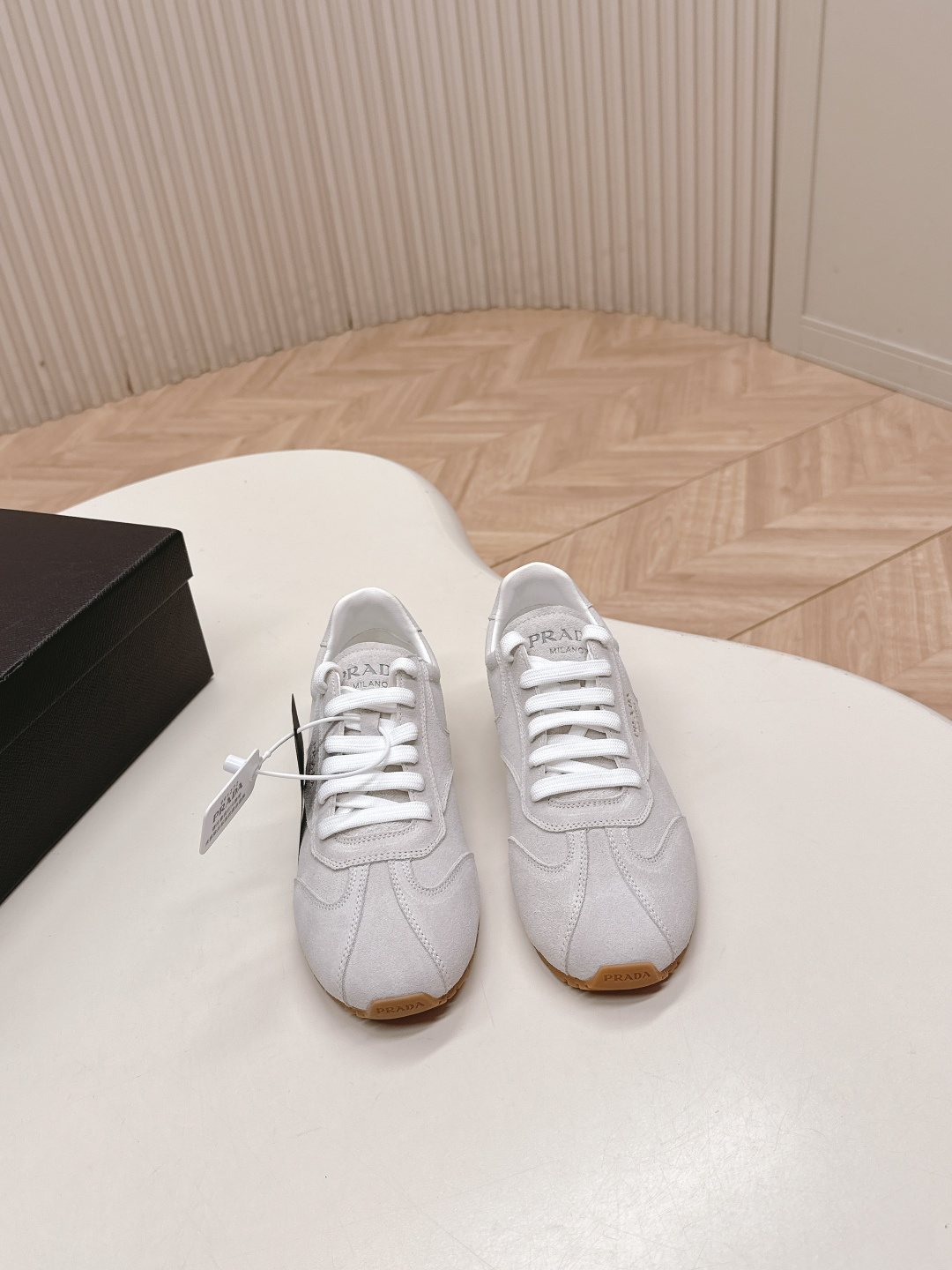 NO:627440,, Prada 25ss new Forrest Gump shoes De Xun sneakers are made of high-grade suede, inspired by retro, a new interpretation of classics, lightweight, comfortable and breathable, a must-have item for all seasons. Whether paired with jeans or a skirt, there is no pressure to switch styles! Speaking of comfort, these shoes are also quite outstanding! The suede material makes the feet feel softer, suitable for long-term wear, and you will not feel tired even when shopping. This detail really touched me!  Material: High mercerized cow suede, sheepskin lining, outsole, TPU outsole, Size #Female 35-40 (custom-made for 40, non-refundable), casual shoes/sports shoes, prada, prada, sneakers, skirts, jeans, sheepskin, chamois leather19860909,Prada 普拉达 25ss新款 阿甘鞋 德训运动鞋 高级绒面打造,灵感来自复古,全新演绎经典,轻便、舒适、透气的四季必备单品 无论是搭配牛仔裤还是裙子,风格切换毫 无压力!说到舒适感,这双鞋也是相当出色!麂皮材质让脚感更柔软,适合长时间穿着,即便是逛街也不会觉得累.这个细节真是打动了我！ 材质高丝光牛反绒 内里羊皮 大底TPU大底 Size#女35-40（40定做不退换）,休闲鞋/运动鞋,prada,prada,sneakers,skirts,jeans,sheepskin,chamois leather,Women's Shoes