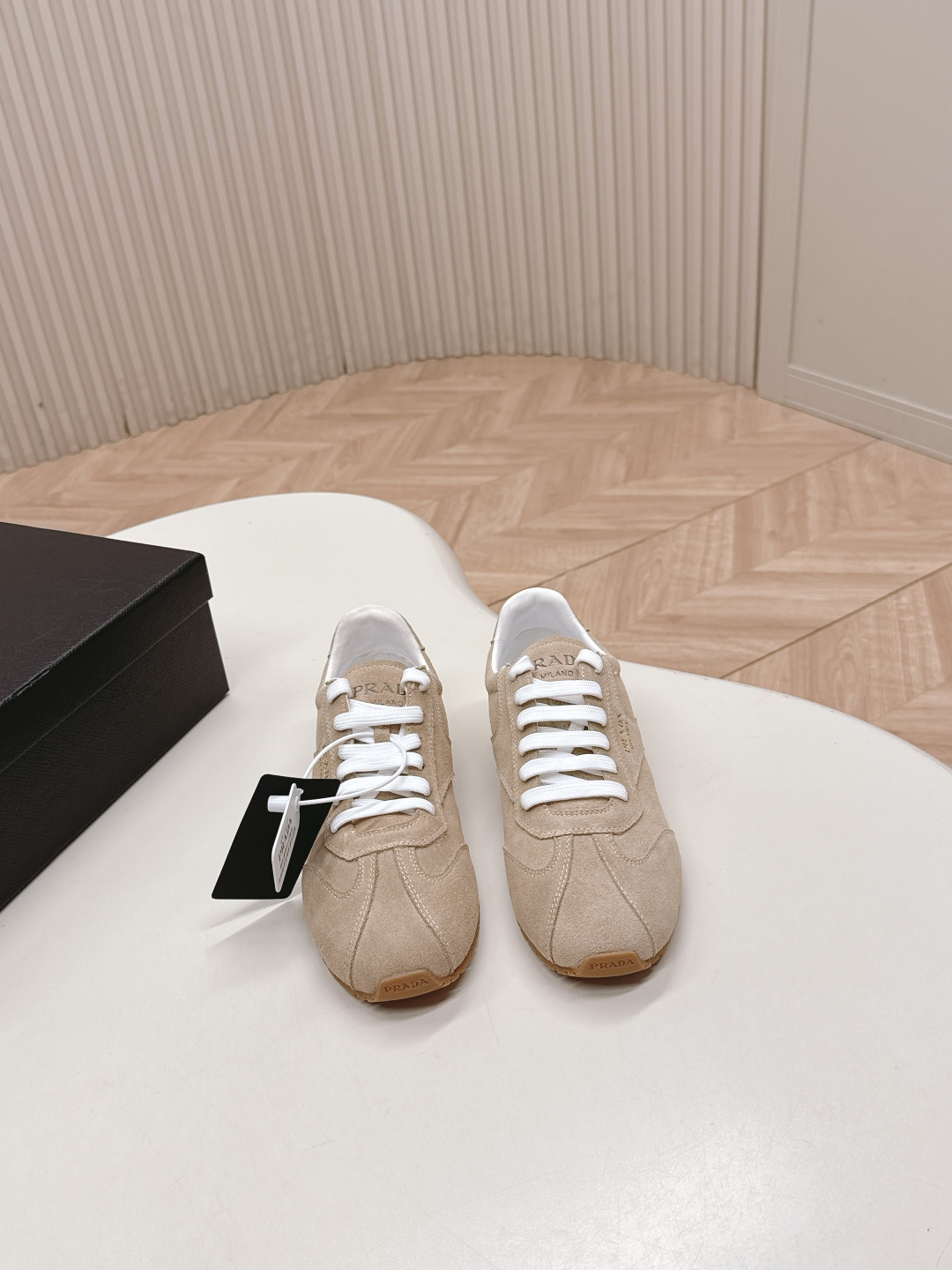 NO:536463,Prada 25ss new Forrest Gump shoes German training sneakers high-end suede, inspired by retro, new interpretation of classic, light, comfortable and breathable essential items for the four seasons. Whether it is matched with jeans or skirts, the style is switched without pressure! Speaking of comfort, these shoes are also quite outstanding! Suede material makes the feet feel softer and suitable for long-term wear. Even if you go shopping, you won’t feel tired. This detail really touched me!  High mercerized beef velvet inner sheepskin outsole: TPU outsole Size# women's 35-40 (40 custom made without return or exchange), casual shoes/sports shoes, prada, prada, sneakers, skirts, jeans, sheepskin, chamois leather19860909Prada 普拉达 25ss新款 阿甘鞋 德训运动鞋 高级绒面打造,灵感来自复古,全新演绎经典,轻便、舒适、透气的四季必备单品 无论是搭配牛仔裤还是裙子,风格切换毫 无压力!说到舒适感,这双鞋也是相当出色!麂皮材质让脚感更柔软,适合长时间穿着,即便是逛街也不会觉得累.这个细节真是打动了我！ 材质高丝光牛反绒 内里羊皮 大底:TPU大底 Size#女35-40（40订做不退换）,休闲鞋/运动鞋,prada,prada,sneakers,skirts,jeans,sheepskin,chamois leather,Women's Shoes