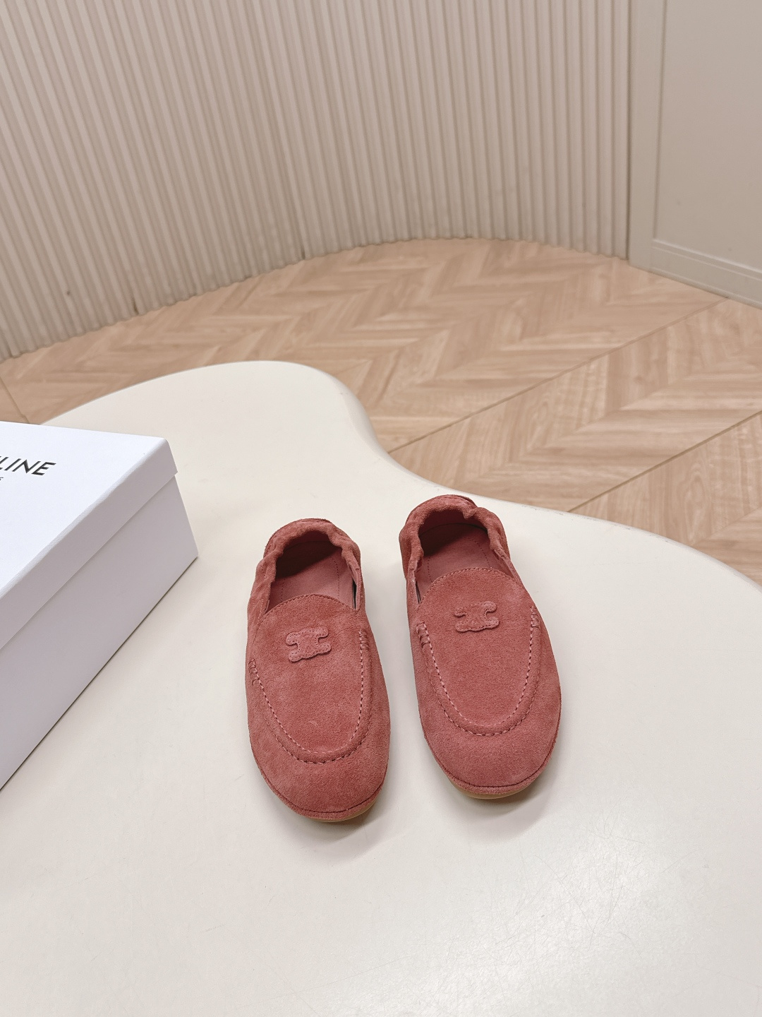 NO:627221,Celine 25ss new slip-on, super comfortable loafers. You must buy a pair of Celine loafers this year. The retro-style classic style is super versatile, simple and elegant, and the classic slip-on design is simple and fashionable. It combines gentleness and texture. It can be matched casually with skirts and trousers. The proper Yanba shows its brand atmosphere. The upper is original cow suede and the lining is original nubuck leather. The outsole is original molded outsole.  Size35-40 (40 is custom-made and cannot be returned or exchanged), loafers, celine, loafers, skirts19860909Celine 25ss 新款 一脚蹬 超级舒适 乐福鞋 今年必须要入手一双celine乐福鞋 ,复古风经典款 超级百搭 简单大气 经典的一脚蹬设计 简约时髦 把温柔和质感合并 无论裙装裤装都能随意搭配 妥妥的颜霸 无不彰显它的品牌气息. 鞋面原版牛反绒 内里原版磨砂皮 大底原版开模大底 Size35-40（40定做不退换）,乐福鞋,celine,loafers,skirts,Women's Shoes