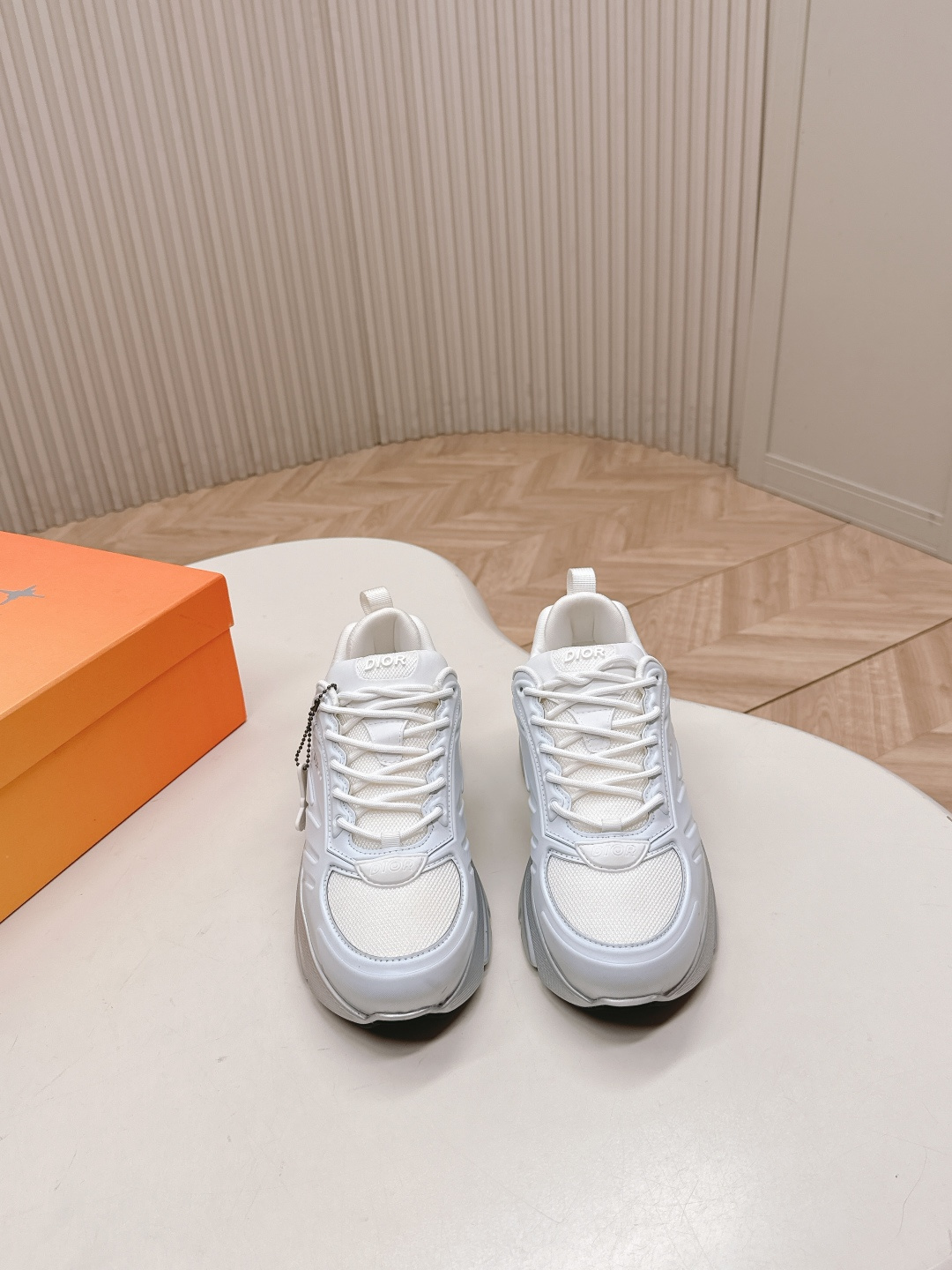 NO:627447,, the top version of the couple's model Dior Lewis Hamilton  The panel pays homage to running. The DIOR AND LEWIS HAMILTON logo pendant hangs from the eyelet, and the upper, heel and side are all embellished with the Dior logo. The three-color shoelaces are more refined, and the internal padded support design on the back highlights the sports aesthetic style, which can add modern style to various casual styles. The delivery counter is exquisitely packaged. The fabric is original imported first-layer cowhide. The inner lining is original imported breathable mesh. The sole is made of original open-molded anti-slip rubber. The bottom thickness is 5.5CM.  Size: 35-45, casual shoes/sports shoes, dior, dior, sneakers, cowhide19860909,顶级版本情侣款 迪奥 Lewis Hamilton x Dior B44 Blade系列 限定款 渐变色 运动鞋 厚底 休闲鞋 原版购入开发 做货 这款 B44 Blade 运动鞋来自 DIOR AND LEWIS HAMILTON 限定系列,采用充盈的廓形设计,醒目时尚,灵感源自 年代.采用渐变黑色和银色调网眼织物精心制作,搭配同色调科技面料拼接,鞋底饰以对比鲜明的 Blade 镶片,向跑步运动致敬.DIOR AND LEWIS HAMILTON 标志吊饰从孔眼垂悬而下,鞋面、鞋跟和侧面均以 Dior 标志点缀.搭配三色鞋带更显精致,后侧内部加垫支撑设计彰显运动审美风格,可为各式休闲造型增添现代风范 配送专柜精美包装 面料原版进口头层牛皮 内里原版进口透气网里 鞋底原版开模防滑橡胶材质 底厚5.5CM Size:35-45,休闲鞋/运动鞋,dior,dior,sneakers,cowhide,Women's Shoes