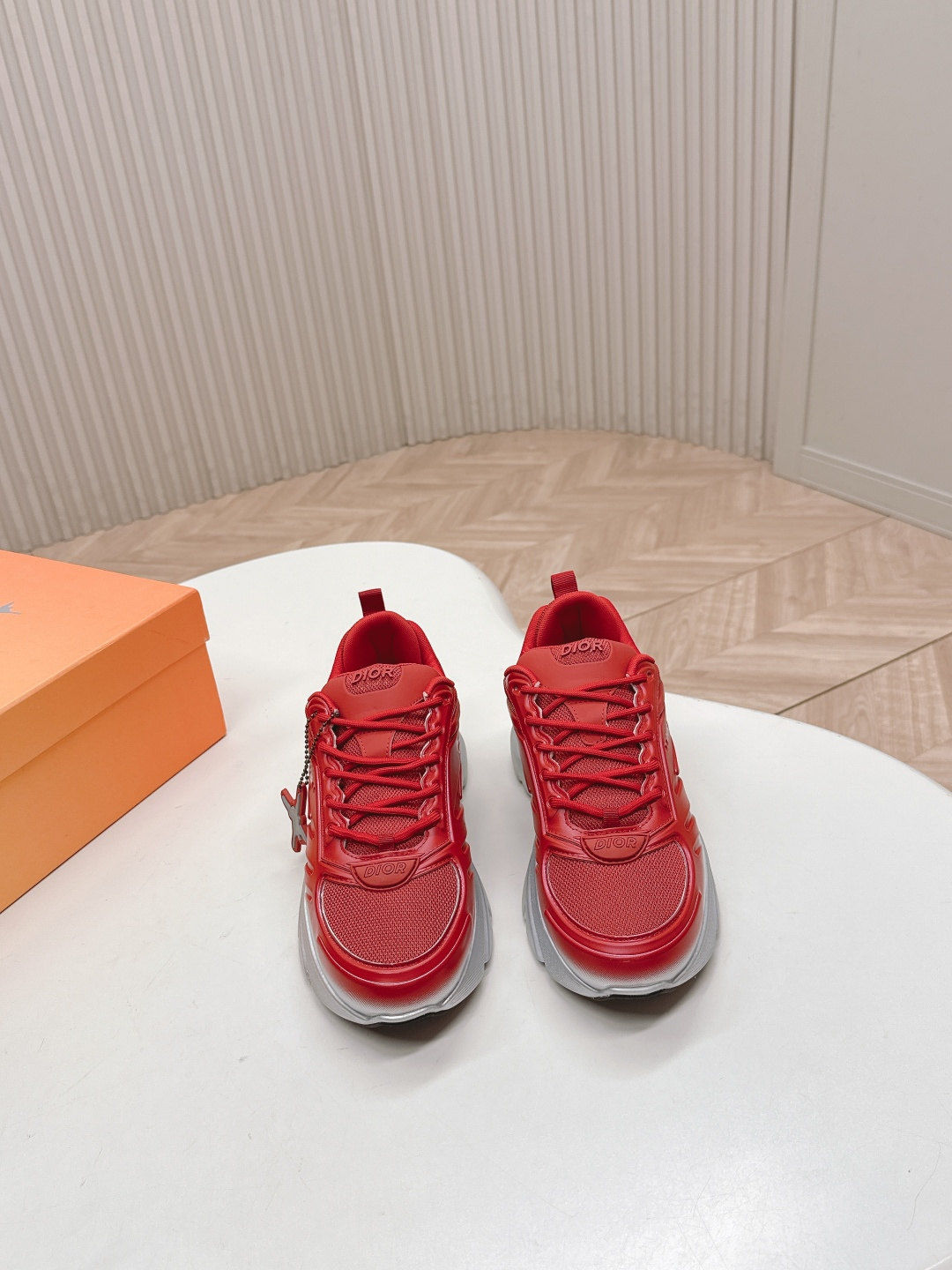 NO:460866,The top-notch version of couples Dior Lewis Hamilton x Dior B44 Blade series Limited model Gradient color Sports shoes Thick sole Casual shoes Original purchase and development Made this B44 Blade sneakers are from the DIOR AND LEWIS HAMILTON limited series, with a full silhouette design, eye-catching and fashionable, inspired by the age. They are carefully crafted with gradient black and silver tones mesh fabrics, paired with the same tone technology fabric, and the sole is decorated with contrasting Blade inserts to pay tribute to running. The DIOR AND LEWIS HAMILTON logo hanging down from the eyelets, with Dior on the upper, heel and sides  Logo embellishment. It looks more refined with three-color shoelaces. The backside internal padded support design highlights the sporty aesthetic style, which can add a modern style to various casual styles. The delivery counter is exquisitely packaged. The original imported top layer cowhide inner layer is imported breathable net. The sole is original open mold-proof rubber material. The bottom thickness is 5.5CM. Size: 35-45. Dad shoes, dior, dior, sneakers, cowhide19860909出 顶级版本情侣款 迪奥 Lewis Hamilton x Dior B44 Blade系列 限定款 渐变色 运动鞋 厚底 休闲鞋 原版购入开发 做货 这款 B44 Blade 运动鞋来自 DIOR AND LEWIS HAMILTON 限定系列,采用充盈的廓形设计,醒目时尚,灵感源自 年代.采用渐变黑色和银色调网眼织物精心制作,搭配同色调科技面料拼接,鞋底饰以对比鲜明的 Blade 镶片,向跑步运动致敬.DIOR AND LEWIS HAMILTON 标志吊饰从孔眼垂悬而下,鞋面、鞋跟和侧面均以 Dior 标志点缀.搭配三色鞋带更显精致,后侧内部加垫支撑设计彰显运动审美风格,可为各式休闲造型增添现代风范 配送专柜精美包装 面料原版进口头层牛皮 内里原版进口透气网里 鞋底原版开模防滑橡胶材质 底厚5.5CM Size:35-45,老爹鞋,dior,dior,sneakers,cowhide,Women's Shoes