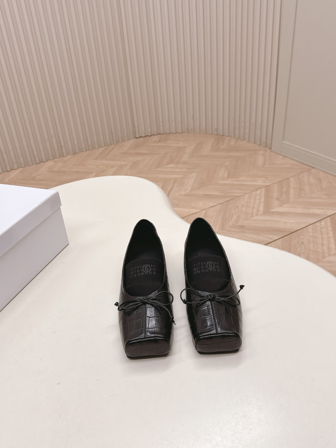 NO:460851,25ssMM6, a new autumn and winter product, has recently become a super ballet pig-mouth shoes. Needless to say, it will definitely be very comfortable. The silhouette, the unique crocodile pattern leather and the collage of contrasting materials are MM6 Maison Magical, which is worth looking forward to. This ballet shoes use a very textured crocodile pattern leather/square head elegance and logo elastic band. It is absolutely amazing. Size: 35-39 (40 custom made without return), ballet shoes, masion margiela, masion margiela19860909出 秋冬新品25ssMM6马吉拉最近超级的芭蕾舞猪嘴鞋单鞋 舒适度不用说 肯定会很舒服的 廓形 独具匠心的鳄鱼纹皮料和对比材质的拼贴均是 MM6 Maison Magical,值得期待的特色 这款芭蕾舞鞋采用很有质感的鳄鱼纹皮料/方头的雅致和logo松紧带 简直绝绝子了 码数:35-39(40订做不退换),芭蕾舞鞋,masion margiela,masion margiela,Women's Shoes