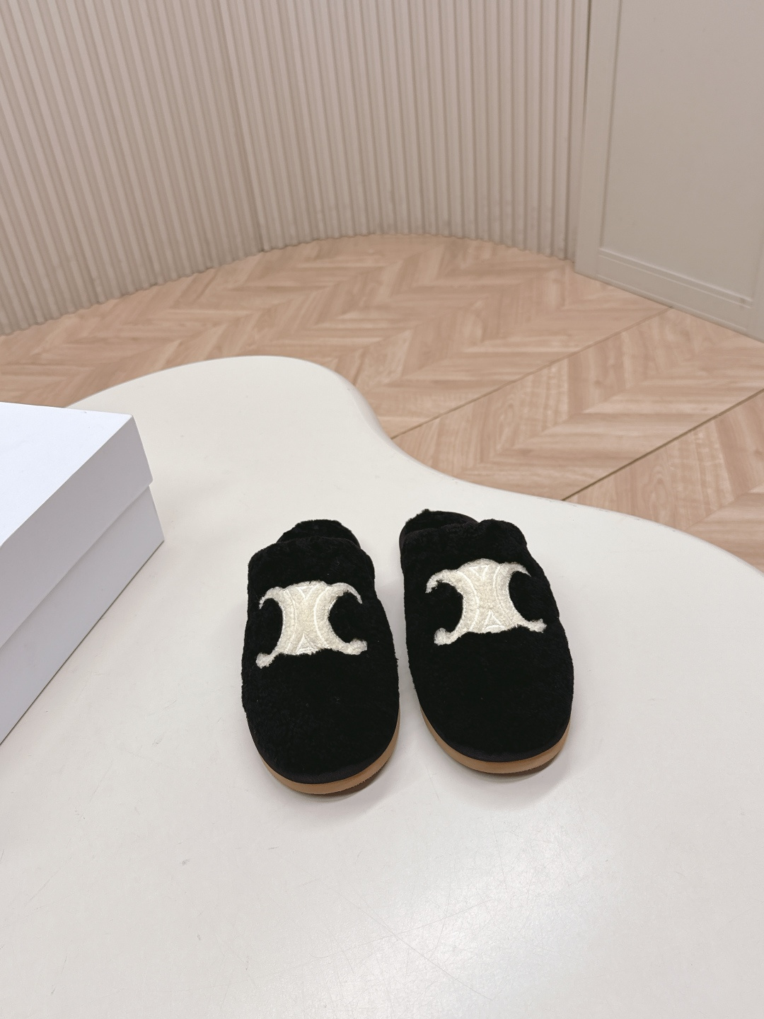 NO:460843,Celine Silin 2025ss autumn and winter new furry half-slippers and furry shoes Arc de Triomphe this one made me love it again!  There are too many beautiful shoes in this season. This fur-wool dragging really makes me unable to extricate myself. It's so cool and versatile~ The feet are super invincible and beautiful and comfortable. The fabric is imported sheep curls. Soft and comfortable. The inner wool inner sole. The original molded rubber sole. Size 35-40 (40.41 custom made without return or exchange), semi-wool shuffling shoes, celine, slippers.19860909出 Celine思琳 2025ss秋冬新款毛毛半拖鞋毛毛鞋 凯旋门毛拖 这款又让我重新爱了它一次！这季节美鞋太多这款毛毛拖真的是让我无法自拔真太酷太百搭了～ 上脚超级无敌好看舒服面料进口羊卷毛 柔软舒适 内里羊毛内里 鞋底原版开模橡胶鞋底 码数35-40（40.41定做不退换）,半拖毛毛鞋,celine,slippers,Women's Shoes