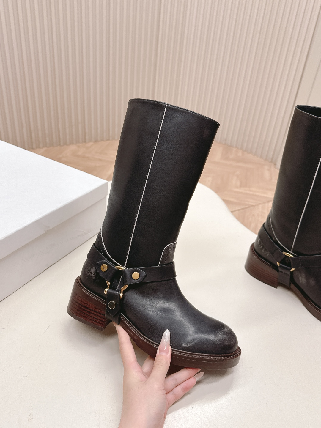 “Retro Italian Leather Boots with Copper Decorations and High-Quality Craftsmanship” - 图片 4