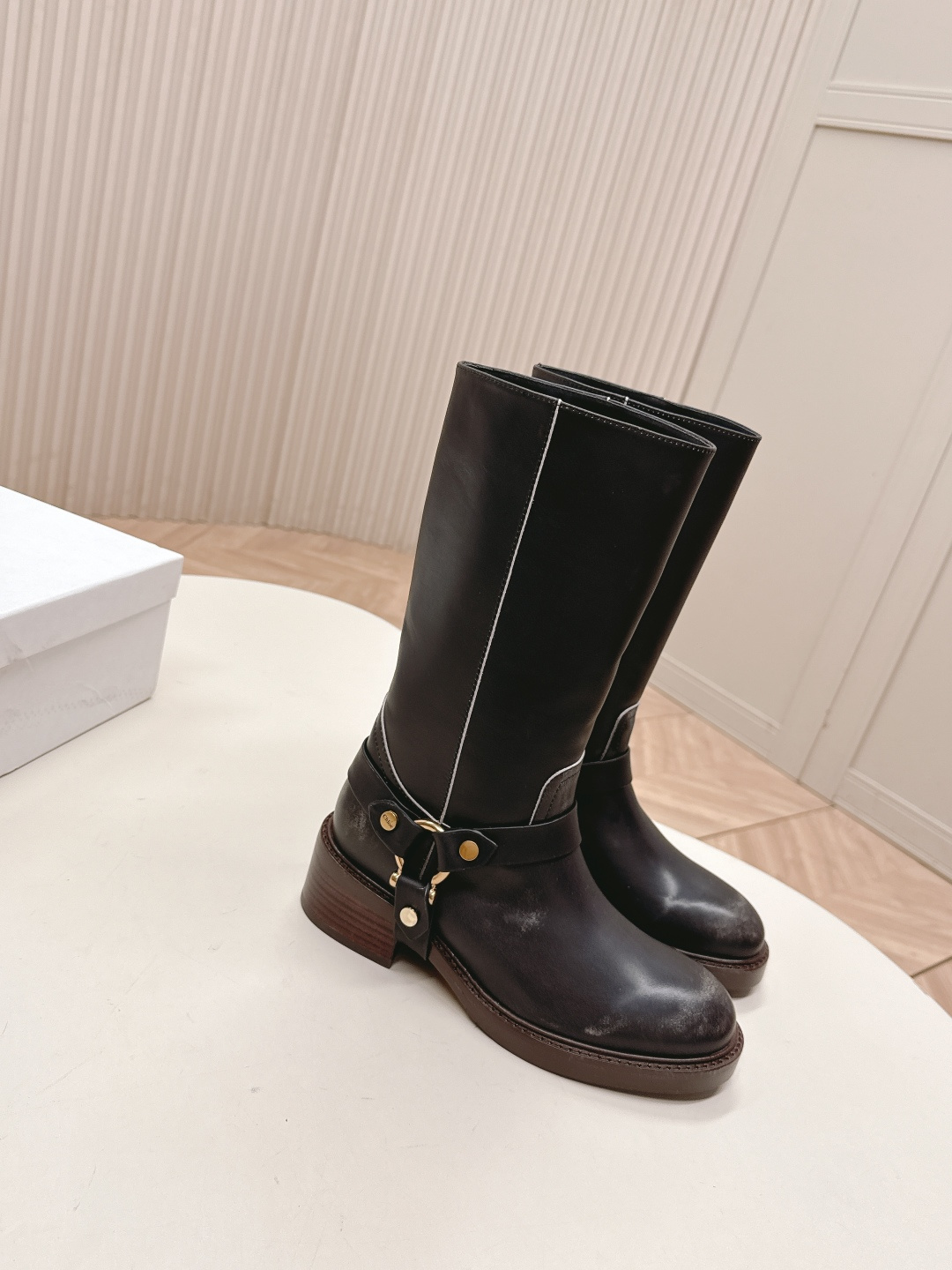 “Retro Italian Leather Boots with Copper Decorations and High-Quality Craftsmanship”