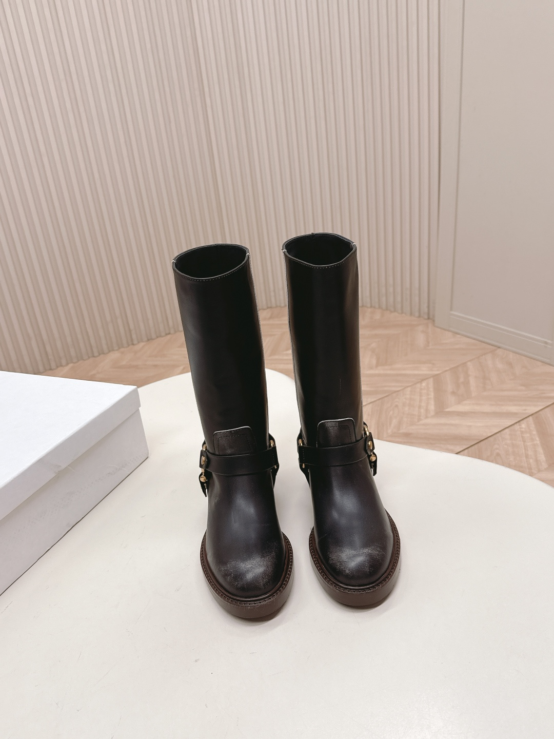 “Retro Italian Leather Boots with Copper Decorations and High-Quality Craftsmanship” - 图片 5