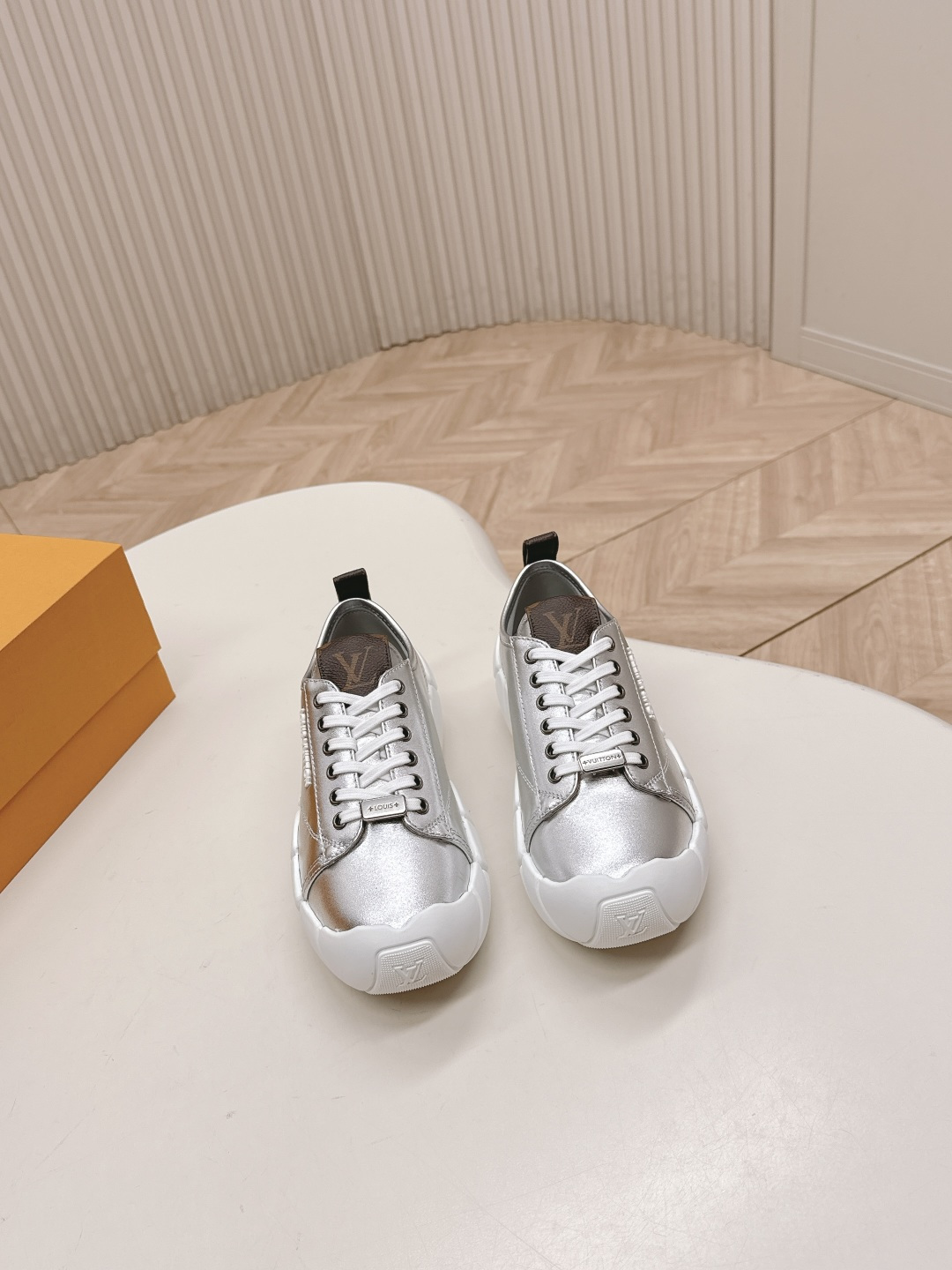 NO:461613,Super popular LV Bubble Cloud Shoes New Casual Sports Shoes The same style of each celebrity. It's really beautiful. The sense of technology and luxury coexist. The shoe shape is smooth and not bulky. It is easy for small girls to control TU injection molded bubble rice sole, breathable space mesh in cowhide, molded cowhide footbed, calf leather surface 35-40, casual shoes/sports shoes, louis vuitton, sneakers, cowhide19860909超级火爆 LV Bubble 气泡 云朵鞋新款休闲运动鞋 各明星同款 真的太好看了科技感与奢华感并存 鞋型流畅不笨重,小个子女生轻松驾驭 TU注塑泡米花大底,牛皮里拼透气太空网布,成型牛皮垫脚,小牛皮面 35-40,休闲鞋/运动鞋,louis vuitton,sneakers,cowhide,Women's Shoes