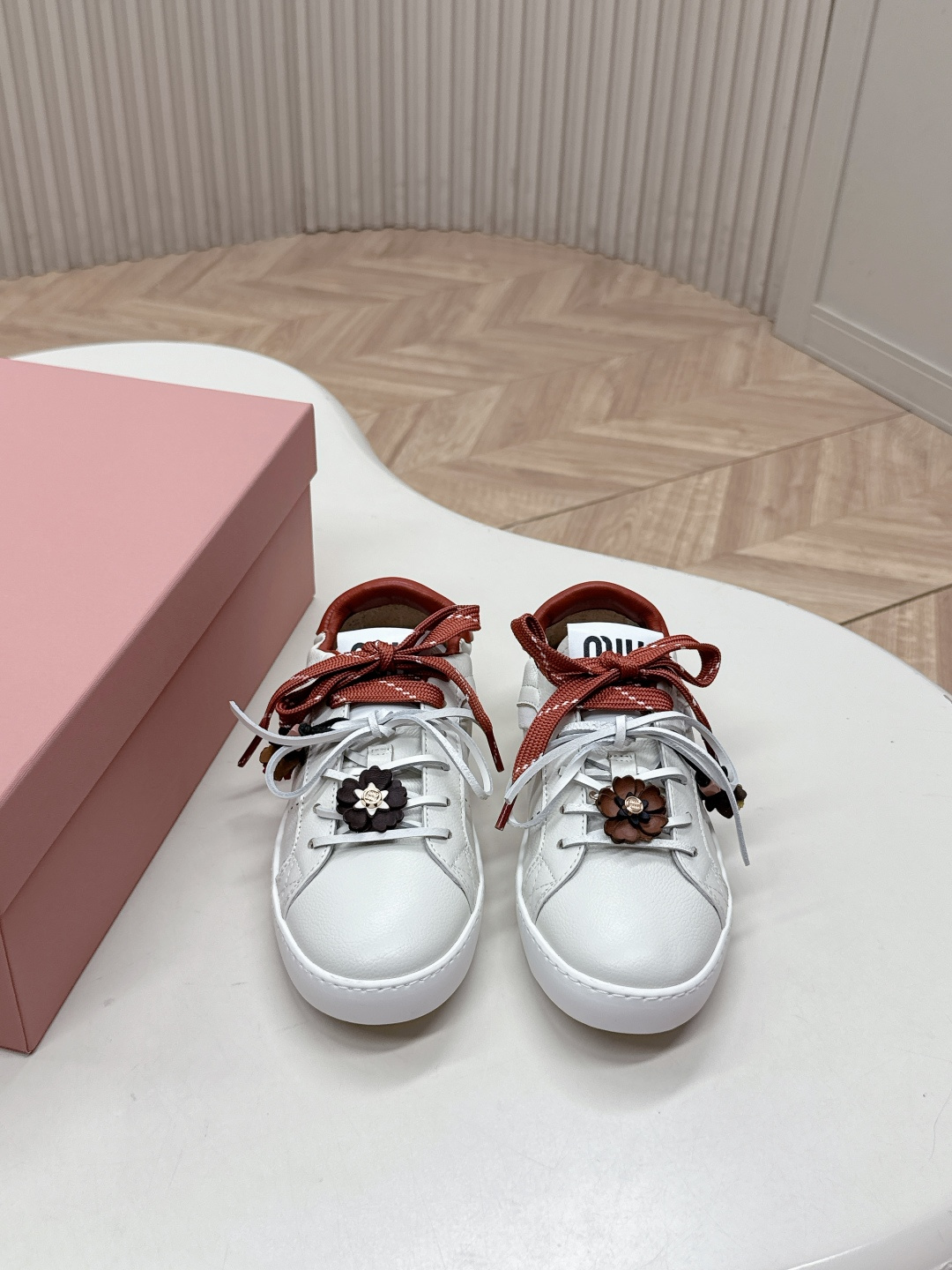 NO:460831,Miu Miu 25ss Spring and summer new show Miu Miu Miu German training shoes Casual sports shoes white shoes Casual shoes Show craftsmanship comes from the details of the Miu Miu series New season trends The concept of love at this moment, diverse collision, conveying modern style~ It looks good no matter how you wear it, this summer fashion favorite, imported cowhide, inner sheepskin, large sole original mold-open TPU rubber sole Size 35-40 (40, 41 customized), casual shoes/sports shoes, miumiu, sneakers, cowhide, sheepskin19860909出 Miu Miu 25ss 春夏新款走秀MiuMiu 德训鞋 休闲运动鞋小白鞋 休闲鞋秀场工艺来自Miu Miu系列的细节特写 新季的潮流此刻挚爱的概念,多元对撞,传达现代风格~ 怎么穿都好看今夏时髦精最爱 面料进口牛皮 内里羊皮 大底原版开模TPU橡胶鞋底 码数35-40（40、41订做）,休闲鞋/运动鞋,miumiu,sneakers,cowhide,sheepskin,Women's Shoes