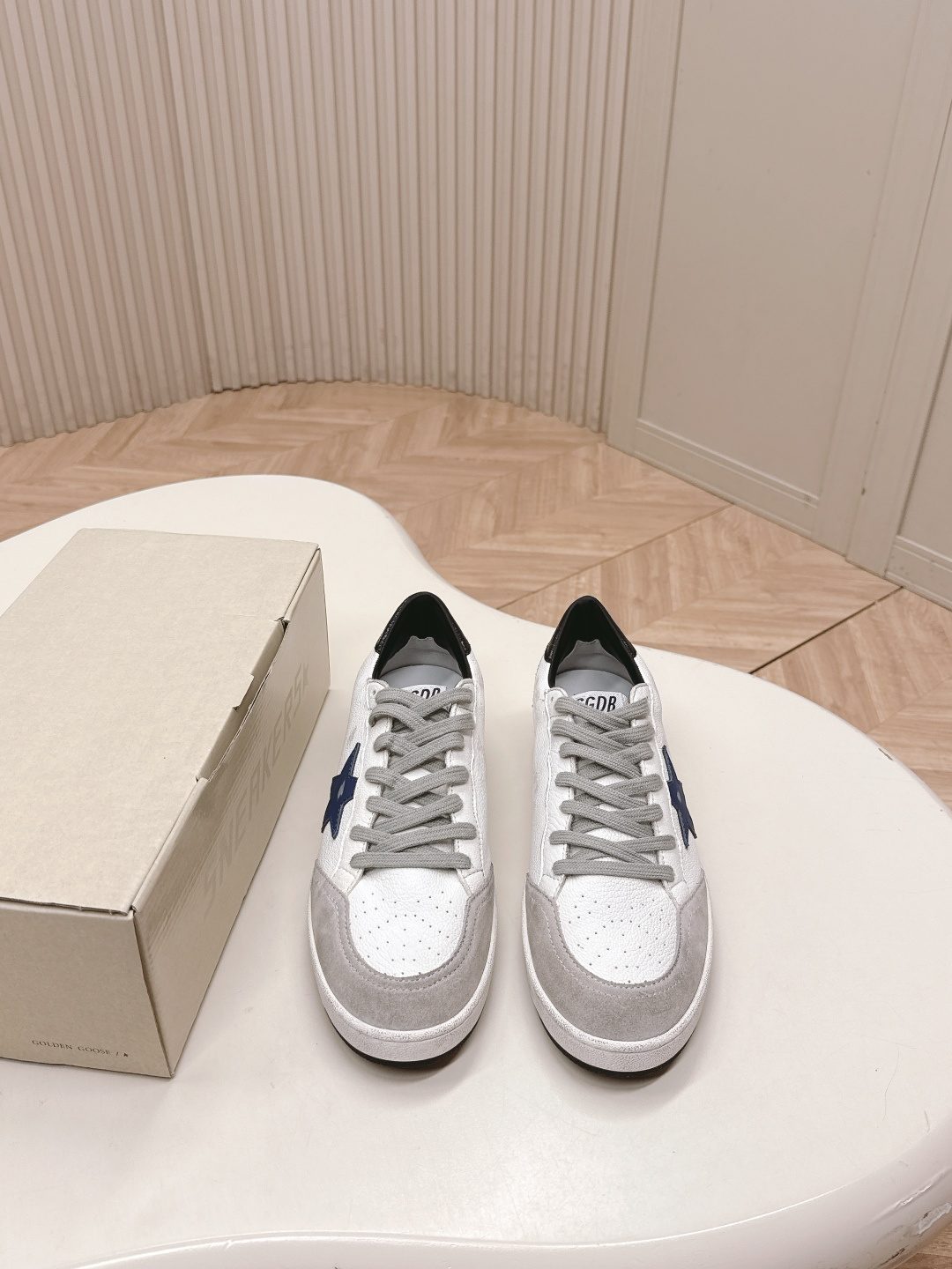 NO:481852,Female, Male, High-version New Series!  GGDB~~Golden Goose 25ss Couple Model German Training Shoes The best version on the entire network is not convinced. #ggdb classic couple model small dirty shoes~~ To the extent that it is popular, white shoes, and all kinds of small dirty shoes are worn!  Celebrity private server demonstration × It’s so versatile!  No need to worry about washing shoes anymore!  Original custom cowhide (the essence of old making) inner towel + cowhide foot pad, original mold opening 3.5cm ** latex insole... irregular hand-polished upper, even the soles are polished and worn~~ Size#women 35-40 (40 custom made no return or exchange) #men 39-45 (45 custom made no return or exchange), casual shoes/sports shoes, sneakers, cowhide19860909女 男 高版新系列！ GGDB~~Golden Goose 25ss 情侣款 德训鞋 全网最好版本不服来比 # ggdb经典情侣款小脏鞋~~火红程度上怼小白鞋,下踩各类小脏鞋！ 明星私服上脚示范 ×就是这么百搭 ！再也不用担心洗鞋的问题啦！ 鞋面原版定制牛皮（做旧精髓所在）内里毛巾+牛皮垫脚,原版开模3.5cm内**乳胶鞋垫…… 不规则手工打磨做破鞋面,就连鞋底也是打磨做旧的~~ Size#女35-40（40订做不退换）  #男39-45（45订做不退换）,休闲鞋/运动鞋,sneakers,cowhide,Women's Shoes