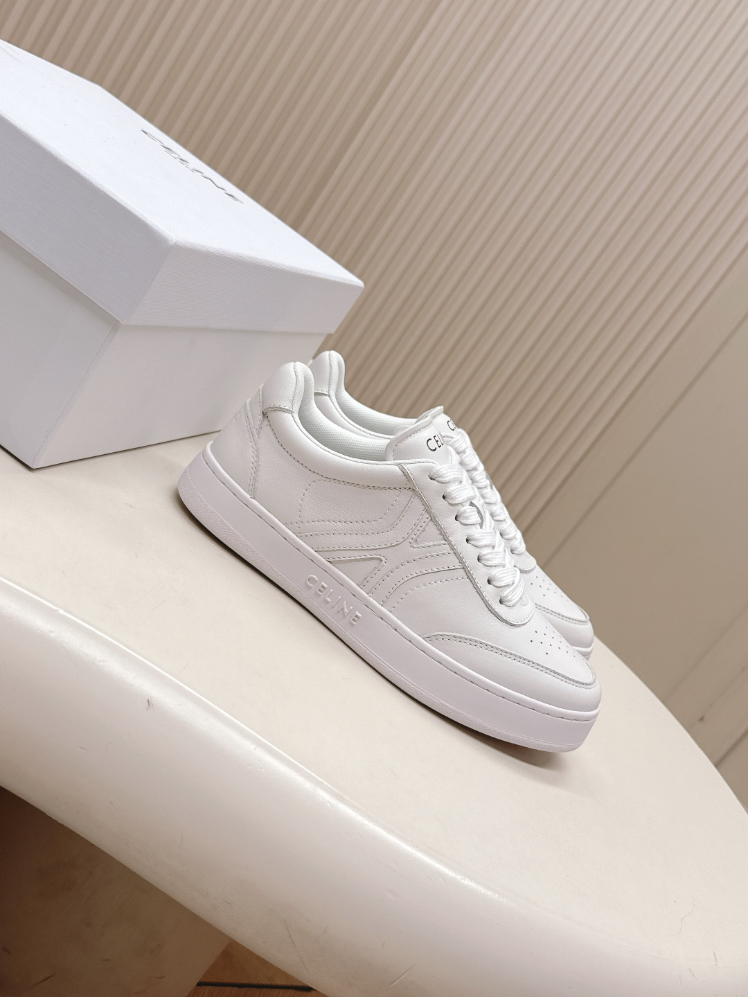 NO:481813,Thin sole, thick sole, Celine Silin's new casual shoes, sneakers, board shoes, white shoes, a pair of shoes full of street feel, which continues the classic design, which is very good. This shoe has its own unique design, the leather upper is very easy to manage, the loose thick sole increases height and makes it look slim and unique, unique, the LOGO on the side and heel makes it simple and uneven, a perfect pair of small white shoes~~ Cowhide upper, breathable mesh inner lining, original TPU outsole size35-40, casual shoes/sports shoes, celine, sneakers, cowhide19860909薄底款 厚底款 Celine思琳新款休闲鞋运动鞋 板鞋,小白鞋,充满街头感的一双鞋子,延续经典设计非常赞 这款鞋有它自己独特的设计,皮革鞋面非常好打理,松榚厚底增高显瘦独出心裁,别具一格,侧面与后跟的LOGO让他简单又不失调性,完美的一双小白鞋~~ 鞋面牛皮 内里透气网纱内里 原版TPU大底 size35-40,休闲鞋/运动鞋,celine,sneakers,cowhide,Women's Shoes