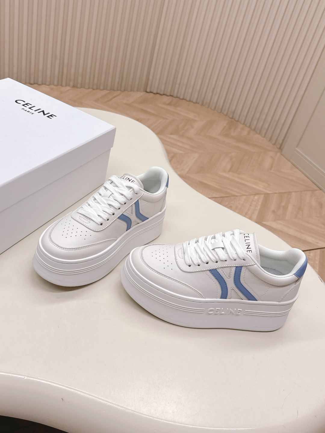 NO:481819,Thick-soled Celine Silin 2025 new casual shoes sneakers, board shoes, white shoes, a pair of shoes full of street feel, which continues the classic design, which is very good. This shoe has its own unique design, the leather upper is very easy to manage, the loose thick sole increases height and makes it look slim and unique, unique, the LOGO on the side and heel makes it simple and uneven, a perfect pair of small white shoes~~ Cowhide upper, breathable mesh inner lining, original TPU outsole size35-40, casual shoes/sports shoes, celine, sneakers, cowhide19860909厚底款 Celine思琳2025新款休闲鞋运动鞋 板鞋,小白鞋,充满街头感的一双鞋子,延续经典设计非常赞 这款鞋有它自己独特的设计,皮革鞋面非常好打理,松榚厚底增高显瘦独出心裁,别具一格,侧面与后跟的LOGO让他简单又不失调性,完美的一双小白鞋~~ 鞋面牛皮 内里透气网纱内里 原版TPU大底 size35-40,休闲鞋/运动鞋,celine,sneakers,cowhide,Women's Shoes