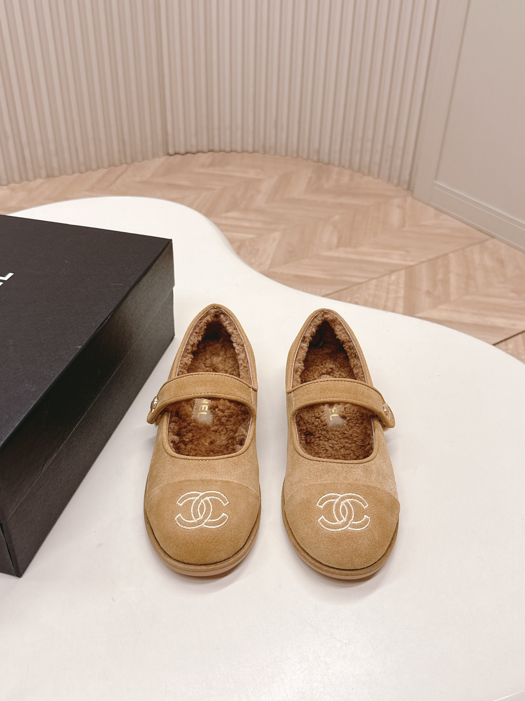 NO:627252,, CHANEL Chanel's new 25 autumn and winter wool Mary Jane flats are so popular at first sight that you can wear them freely according to the weather changes!  Put on socks to instantly transform into cute shoes for spring and summer!  Transform into a magical princess in seconds, suitable for all foot types, slim and versatile~ The combination of classic styles creates a strong sense of high-end. The upper is very delicate and playful. The upper is original calf velvet. The lining is customized with wool. The outsole is genuine leather. Size35-41 (40.41 customization is non-refundable), Mary Jane, chanel, chanel, mary jane, flats, Leather soles19860909,CHANEL 香奈儿25秋冬新款羊毛玛丽珍平底鞋 第一眼看上就被种草了根据天气变化自由穿搭！套上袜套春夏秒变可爱单鞋！秒变魔法公主适合一切脚型,显瘦百搭～经典版型搭配组合营造出了很强烈的高级感 上脚非常精致 俏皮 鞋面原版胎牛绒 内里定制羊毛 大底真皮大底 Size35-41（40.41定制不退换）,玛丽珍,chanel,chanel,mary jane,flats,Leather soles,Women's Shoes