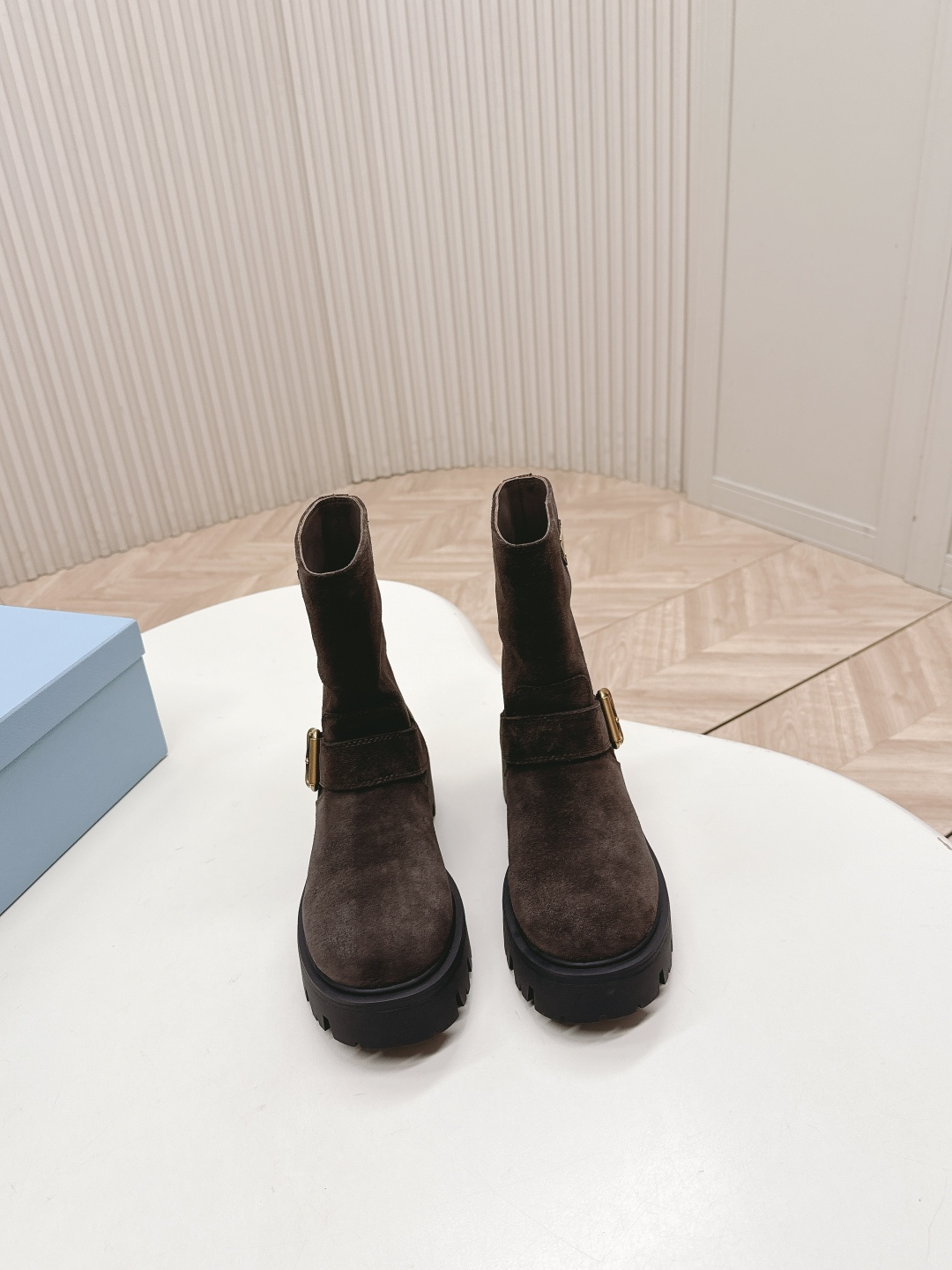 NO:627220,PRADA Classic Triangle Logo Slip-On Women's Boots Short Boots A series that cannot be bought in winter, it is definitely a hot item this year!  !  So good looking!  Prada boots are really amazing!  The upper foot is generous and the legs are slim, which is just right. The whole series uses a variety of imported materials, colored waxed calfskin, open-edge beaded cowhide, cow suede and high mercerization, and water-dyed sheepskin inside. The foam bottom is light and comfortable!  Size35-41 (40.41 customization is not returnable), boots, prada, prada, boots, cowhide, sheepskin19860909PRADA 普拉达经典三角标一脚蹬王炸女靴 短靴 冬天买不到的系列,绝对是今年的大爆款！！贼好看！Prada靴子真的很哇塞！上脚大气显腿瘦气质这块刚好拿捏 全系列采用多种进口材料擦色打腊小牛皮,开边珠牛皮,牛反绒高丝光,内里水染羊皮 发泡底轻便舒适！ Size35-41（40.41定制不退换）,靴子,prada,prada,boots,cowhide,sheepskin,Women's Shoes