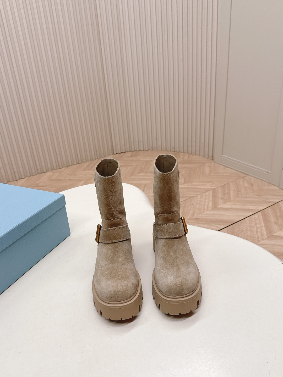 NO:465777,The PRADA classic triangle logo is released with a slim slim slim women's boots and short boots. The series that you can't buy in winter is definitely a hit this year!  !  Very beautiful!  Prada boots are really wow!  The whole series uses a variety of imported materials to make your legs look thin and elegant. The whole series uses a variety of imported materials to polish and grunge calfskin, beaded cowhide, beef velvet and high merceration, and water-dyed sheepskin in the inner layer. The foam bottom is light and comfortable!  Size35-41 (40 41 custom made no return or exchange), boots, prada, prada, boots, cowhide, sheepskin19860909出 PRADA 普拉达经典三角标一脚蹬王炸女靴 短靴 冬天买不到的系列,绝对是今年的大爆款！！贼好看！Prada靴子真的很哇塞！上脚大气显腿瘦气质这块刚好拿捏 全系列采用多种进口材料擦色打腊小牛皮,开边珠牛皮,牛反绒高丝光,内里水染羊皮 发泡底轻便舒适！ Size35-41（40 41 订做不退换）,靴子,prada,prada,boots,cowhide,sheepskin,Women's Shoes