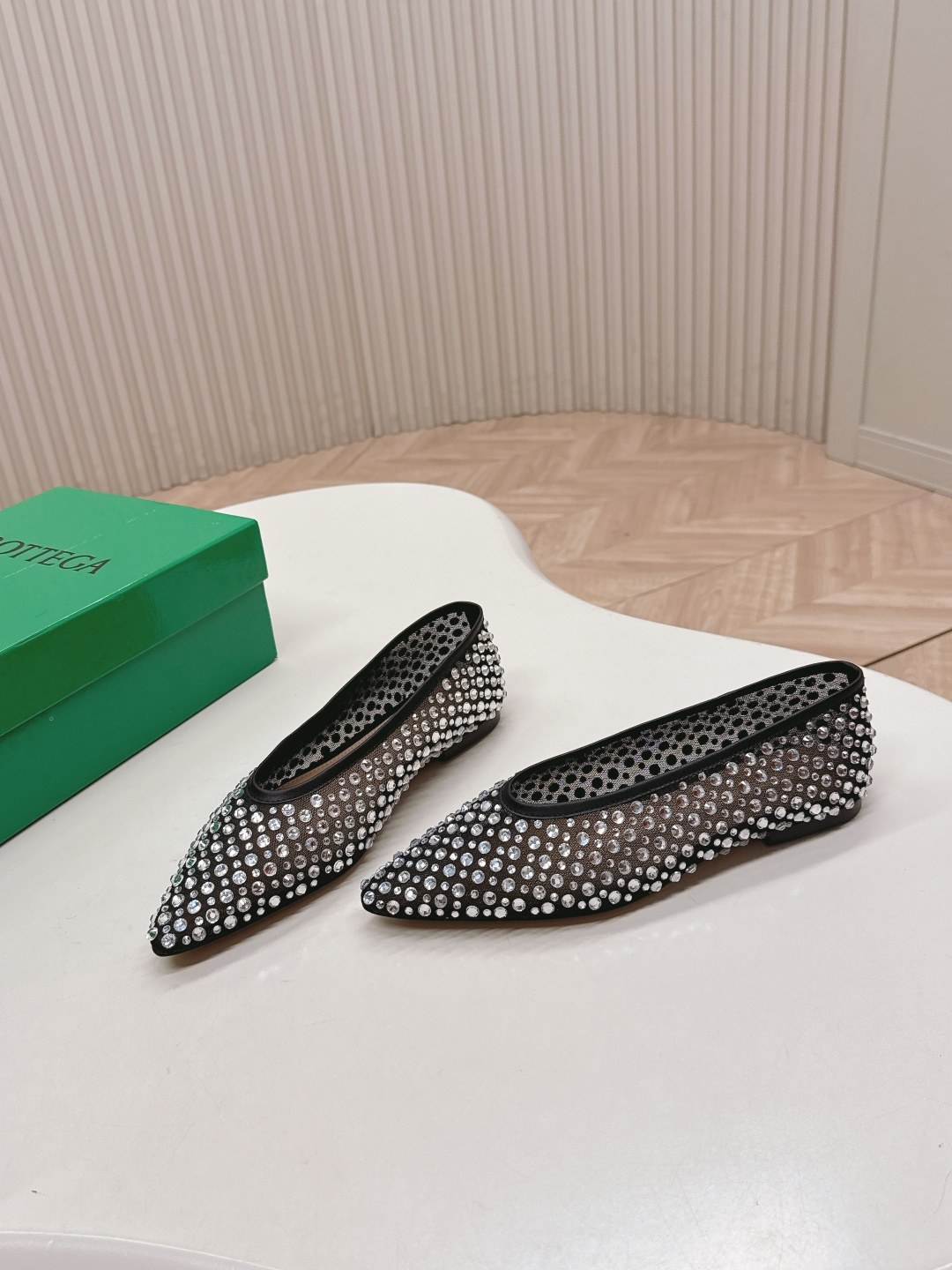 NO:481832,Flat-soled BV2025 new series BV Sofia mesh diamond single shoes high-end comfortable footbed sheepskin inner comfortable high-end outsoles use Italian leather outsole & injection-molded rubber process Use light dyeing technology Benchmarking original packaging Shoe bags use glue logo process The highest end of the market Use hot melt glue toe toe heels easy to rebound and not deformed upper car line is selected from Italian computer needle car, fine workmanship 35-40, high heels single shoes, bottega veneta, high heels, sheepskin, Leather soles19860909出 平底款 BV2025新系列 BV Sofia 网钻单鞋 高档舒适 垫脚羊皮内里舒适高端 大底选用意大利真皮大底&注塑橡胶工艺 运用轻染工艺 对标对版选用原版包装 鞋子布袋采用印胶logo工艺 市场最高端 采用热熔胶定型鞋头 后跟 易回弹不变形 鞋面车线选用意大利电脑针车 做工精细  35-40,高跟鞋单鞋,bottega veneta,high heels,sheepskin,Leather soles,Women's Shoes