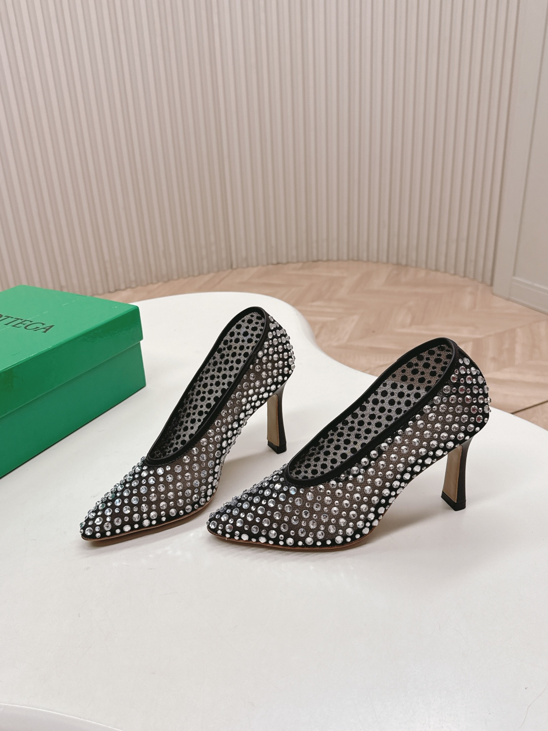 NO:481836,High heels BV2025 new series BV Sofia mesh diamond single shoes high-end comfortable footbed sheepskin inner comfortable high-end outsoles use Italian leather outsole & injection rubber process light dyeing process benchmarking and matching versions use original packaging Shoe bags use glue printing logo process The highest end of the market Use hot melt glue toe toe heels easy to rebound and not deformed upper car line is selected from Italian computer needle car, fine workmanship 35-40, high heels single shoes, bottega veneta, high heels, sheepskin, Leather soles19860909出 高跟款 BV2025新系列 BV Sofia 网钻单鞋 高档舒适 垫脚羊皮内里舒适高端 大底选用意大利真皮大底&注塑橡胶工艺 运用轻染工艺 对标对版选用原版包装 鞋子布袋采用印胶logo工艺 市场最高端 采用热熔胶定型鞋头 后跟 易回弹不变形 鞋面车线选用意大利电脑针车 做工精细  35-40,高跟鞋单鞋,bottega veneta,high heels,sheepskin,Leather soles,Women's Shoes