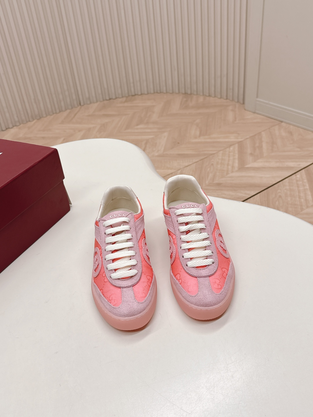 NO:481817,GUCCI 2025 new casual shoes sneakers, board shoes, white shoes, a pair of shoes full of street feel, which continues the classic design, which is very good. This shoe has its own unique design, the leather upper is very easy to manage, unique and unique. The LOGO on the side and heel makes it simple and uneven, a perfect pair of small white shoes~~ Upper cowhide, breathable mesh inner lining original TPU outsole size35-40, casual shoes/sports shoes, gucci, gucci, sneakers, cowhide19860909出 GUCCI 古驰 2025新款休闲鞋运动鞋 板鞋,小白鞋,充满街头感的一双鞋子,延续经典设计非常赞 这款鞋有它自己独特的设计,皮革鞋面非常好打理,独出心裁,别具一格,侧面与后跟的LOGO让他简单又不失调性,完美的一双小白鞋~~ 鞋面牛皮 拼 内里透气网纱内里 原版TPU大底 size35-40,休闲鞋/运动鞋,gucci,gucci,sneakers,cowhide,Women's Shoes